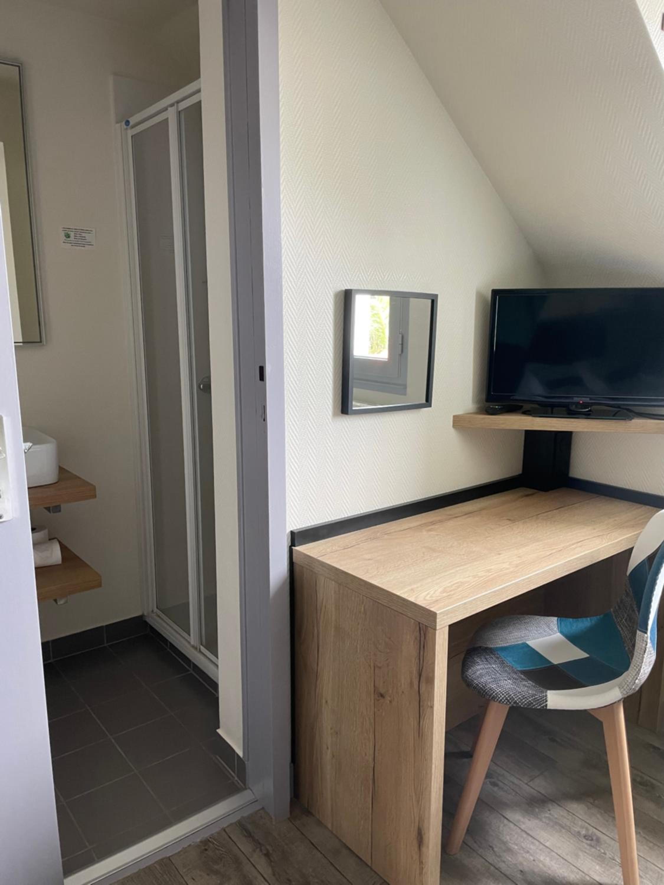 Economy Double Room photo 3