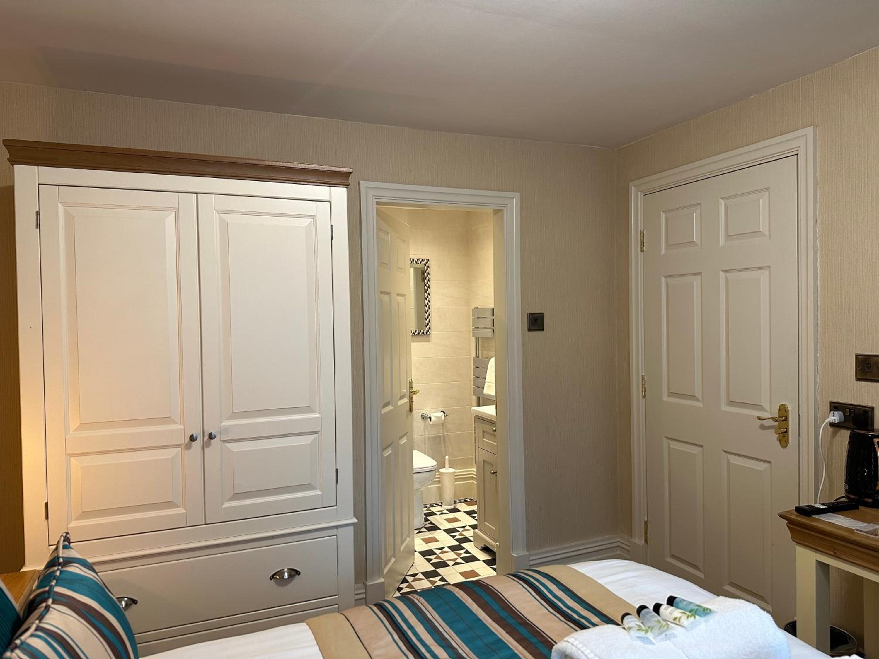 Double Room with Shower - Photo 2