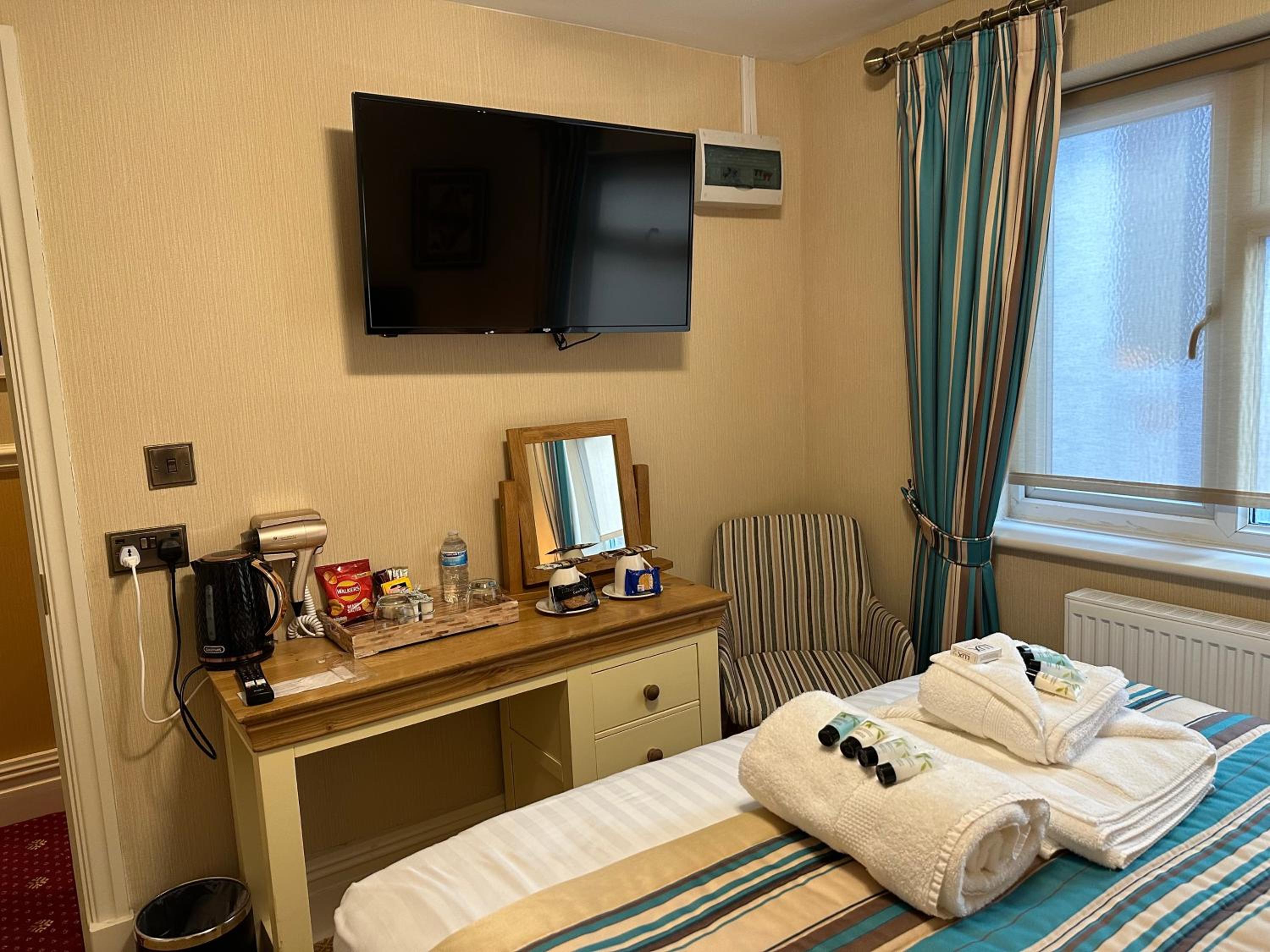 Double Room with Shower - Photo 3