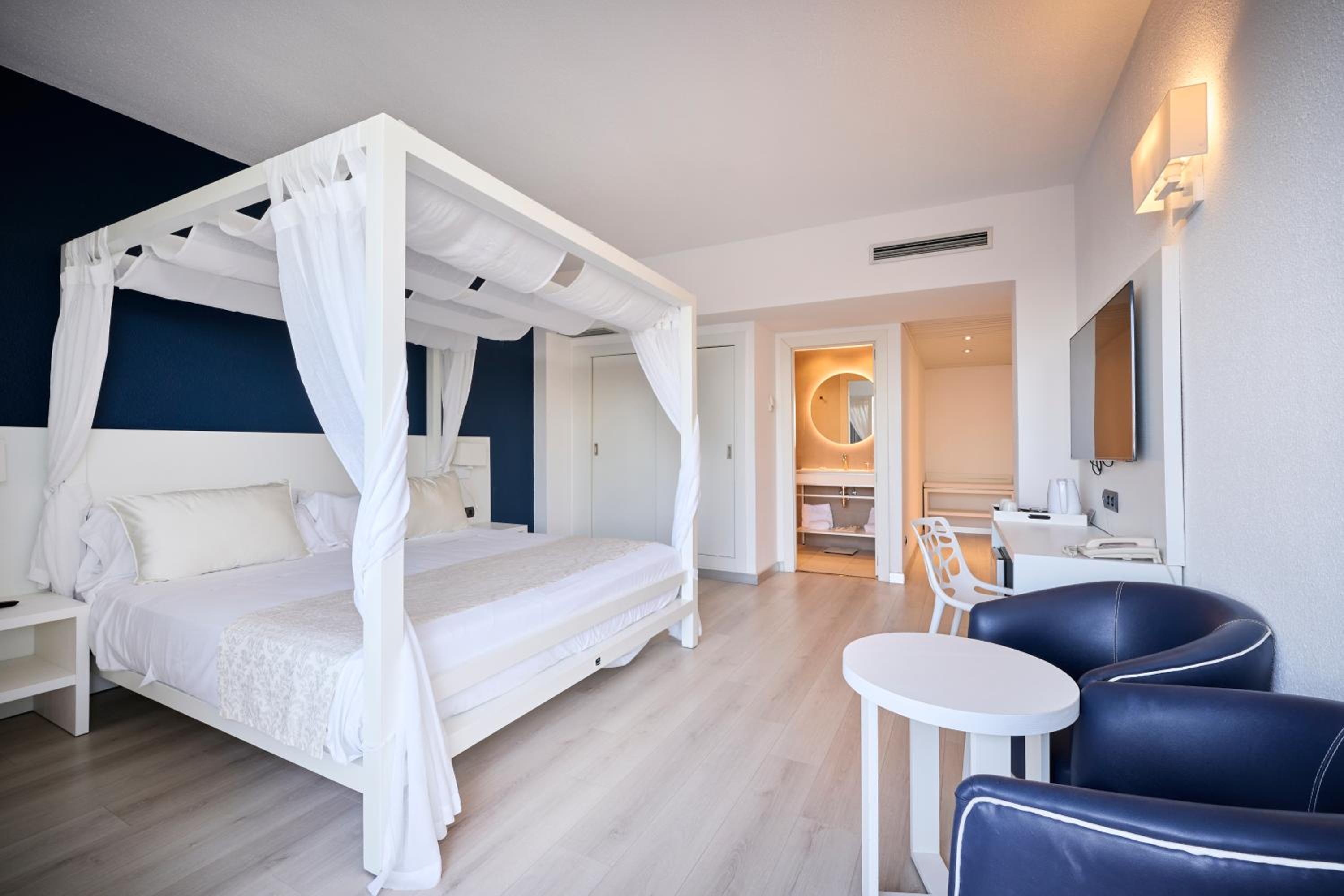 Honeymoon Superior Double Room with Sea View - Photo 1