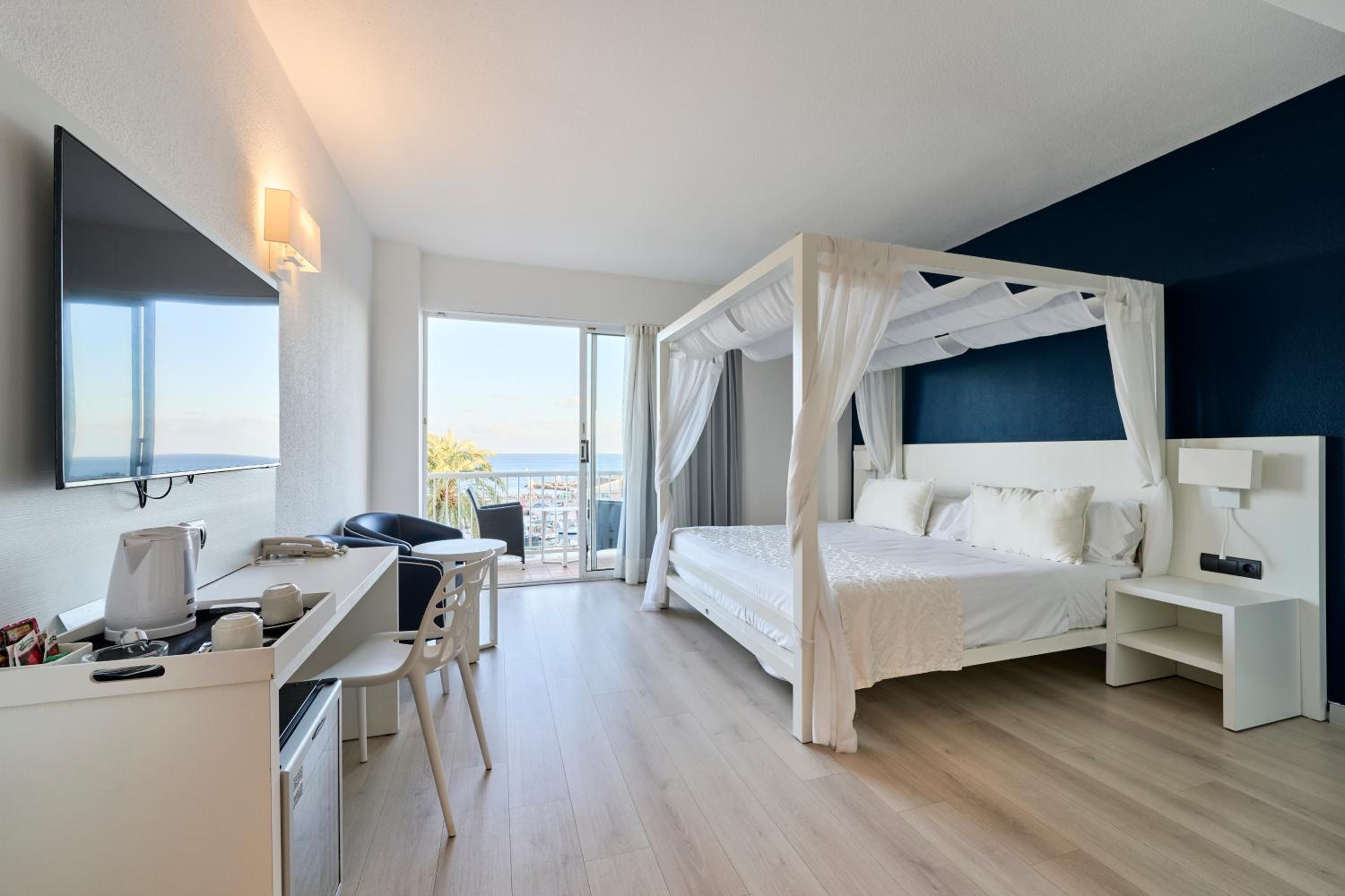 Honeymoon Superior Double Room with Sea View - Photo 7
