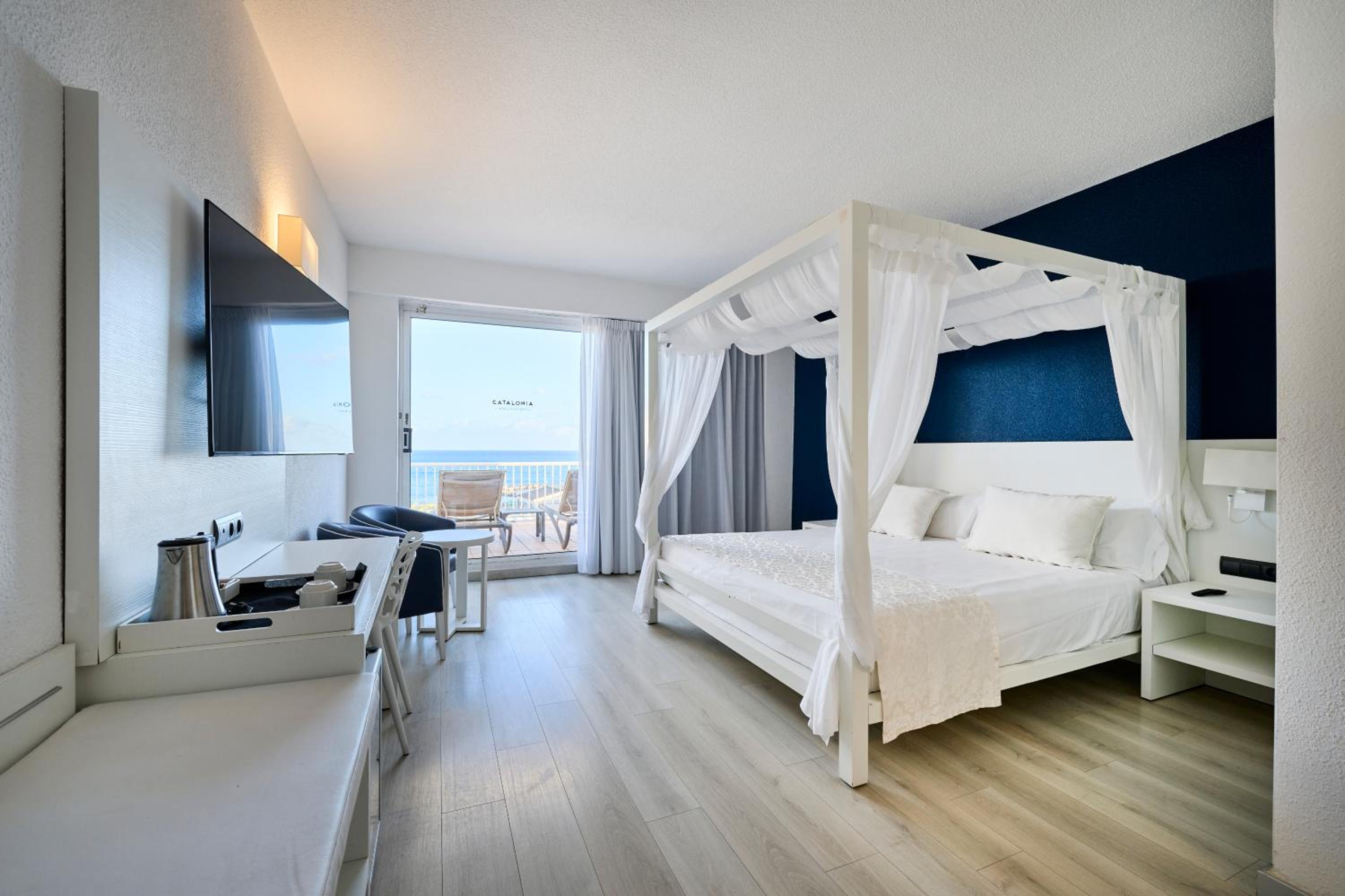 Honeymoon Superior Double Room with Sea View - Photo 2