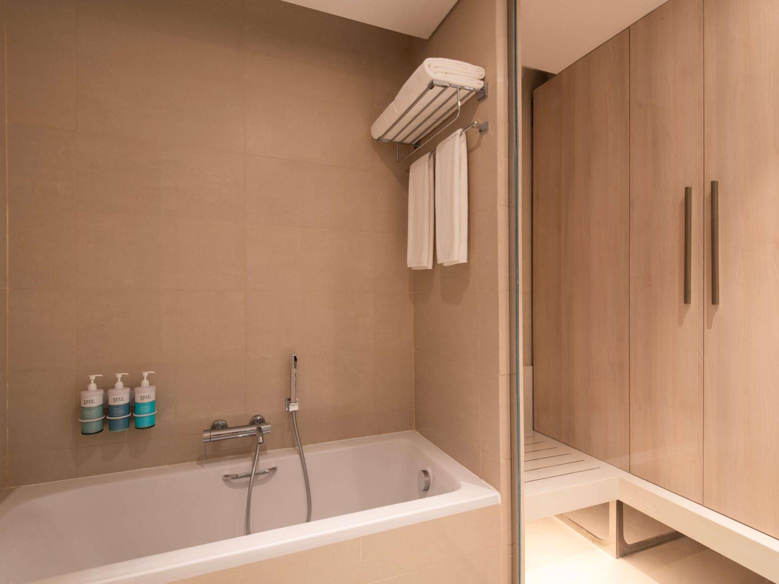 Executive Suite with One Double Bed - Photo 4