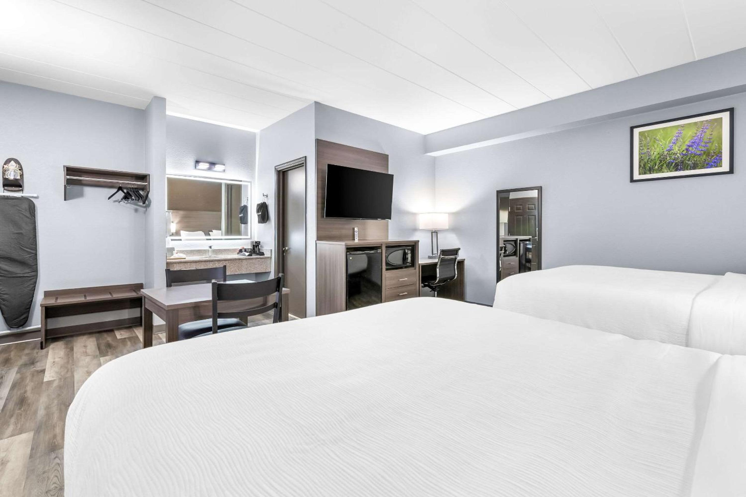 Quadruple Room with Two Queen Beds - Non Smoking photo 1