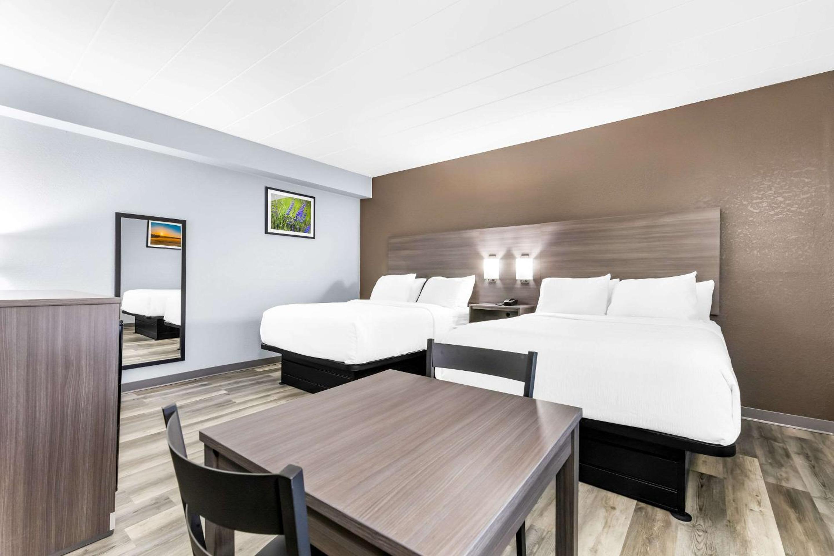 Quadruple Room with Two Queen Beds - Non Smoking photo 3