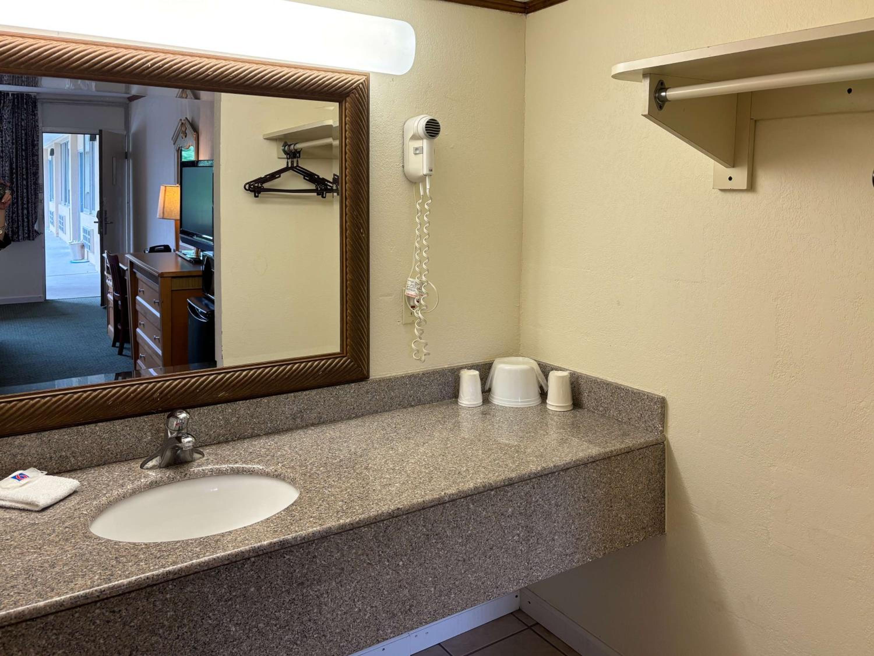 Quadruple Room - Non-Smoking photo 3