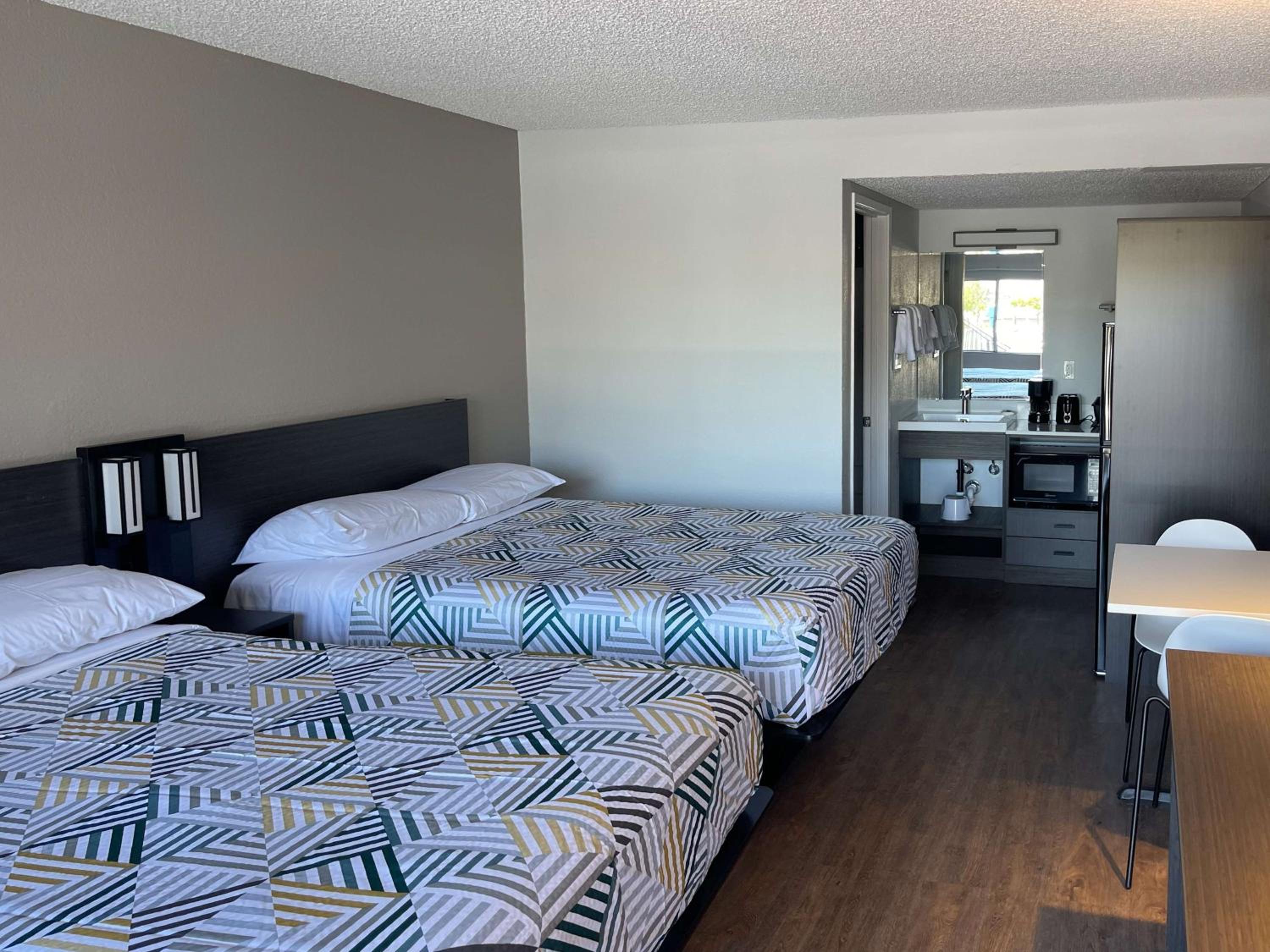 Quadruple Room - Non-Smoking photo 2