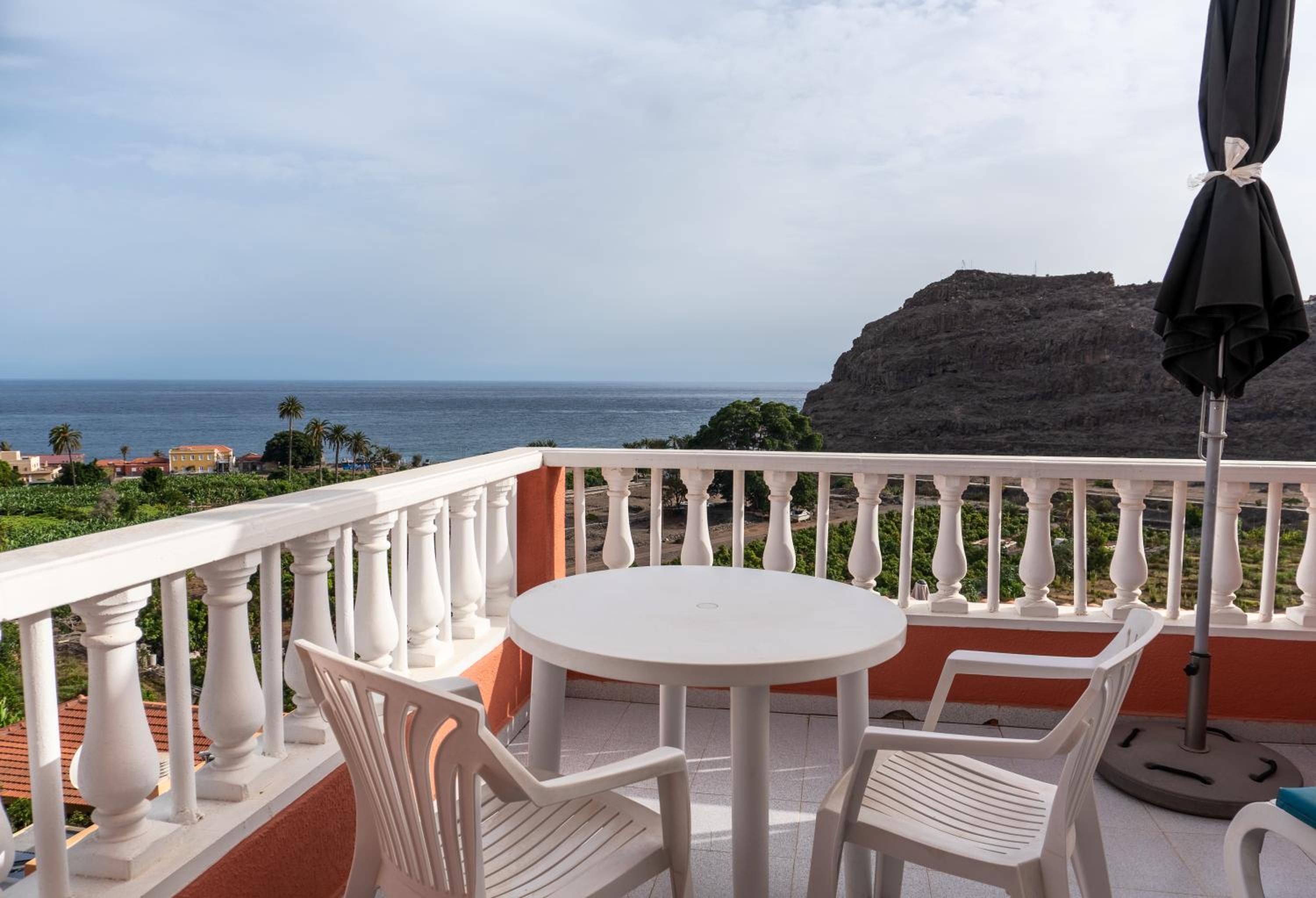 One-Bedroom Apartment with Sea View and Terrace photo 2