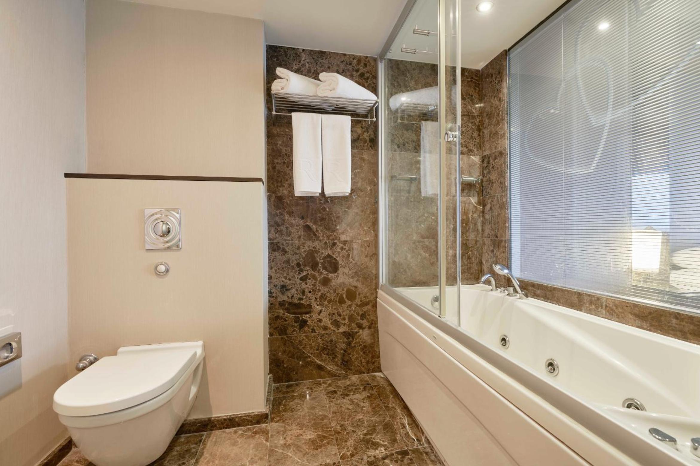 Senior Suite - Photo 2