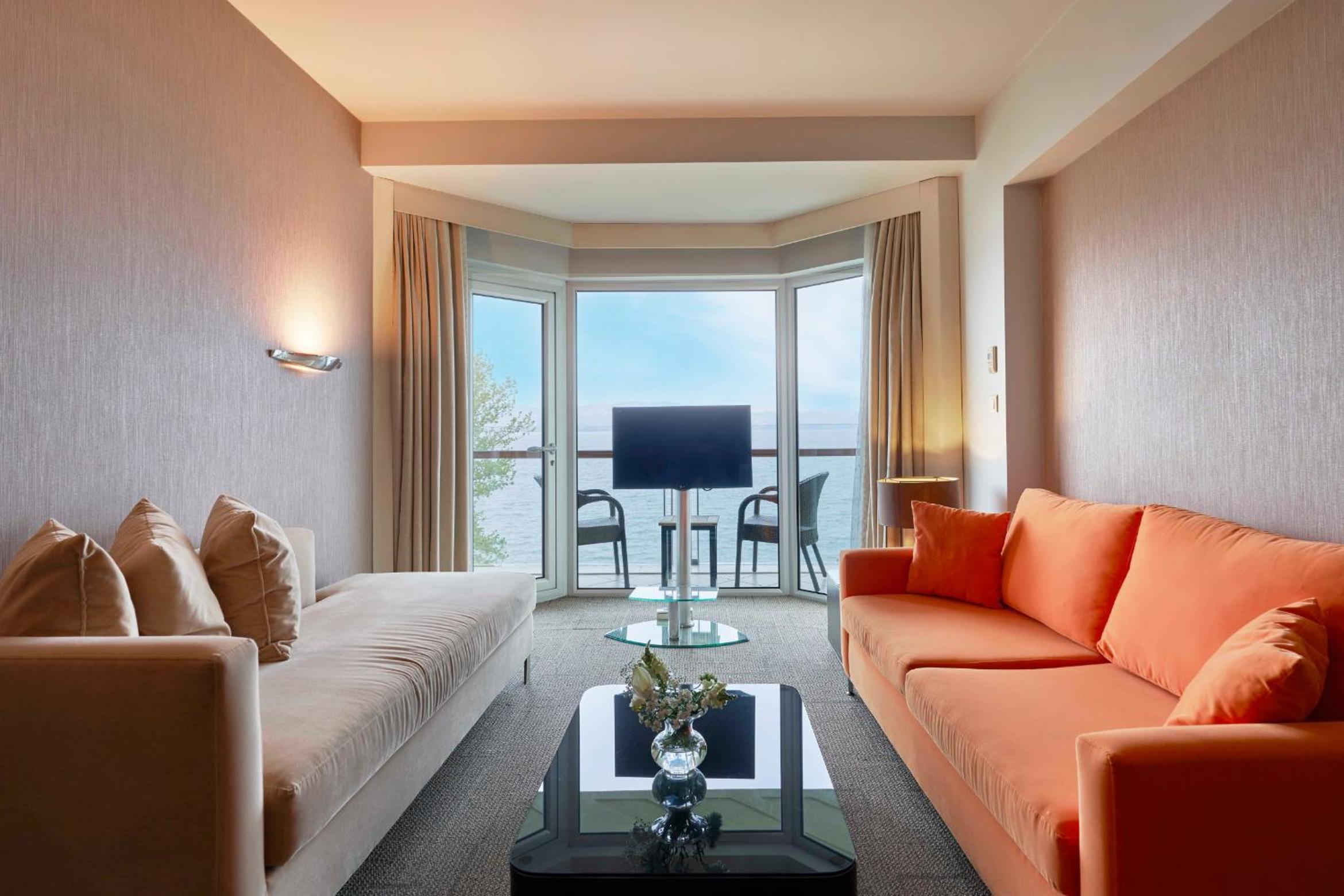 Senior Suite - Photo 1