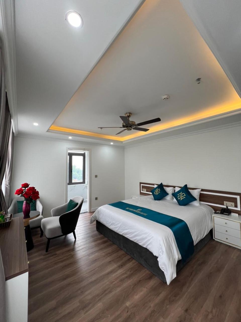 Standard King Room photo 3