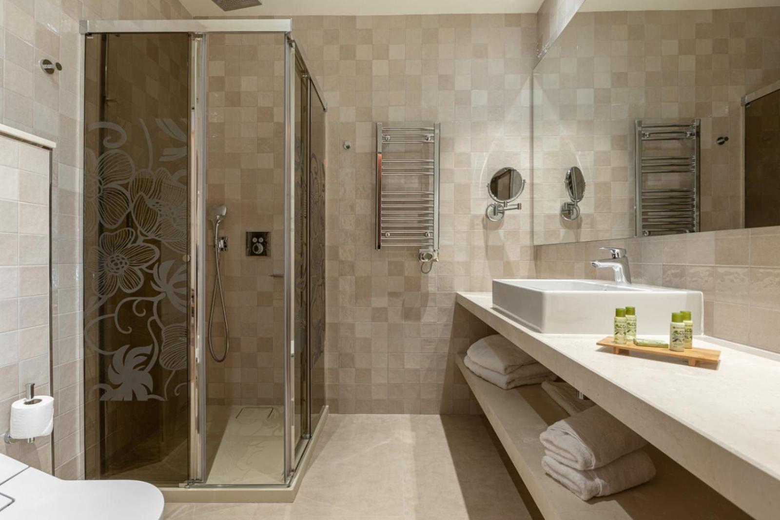 Deluxe Twin Room with View - Photo 2