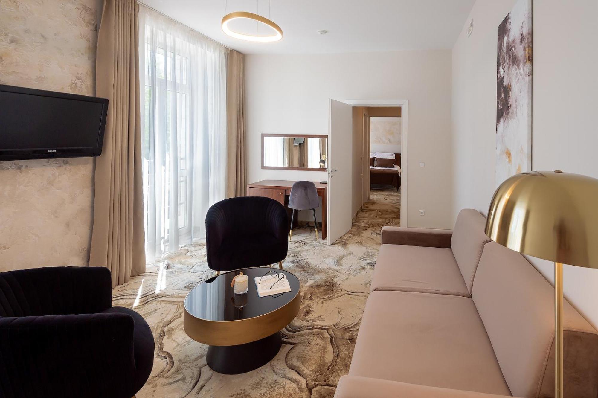 Suite with Morning Spa Access - Photo 11