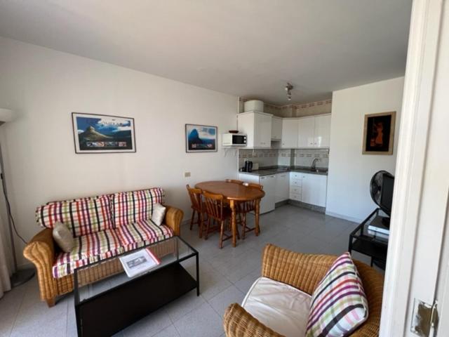 Apartamento de dos habitaciones con balcón y vista al mar