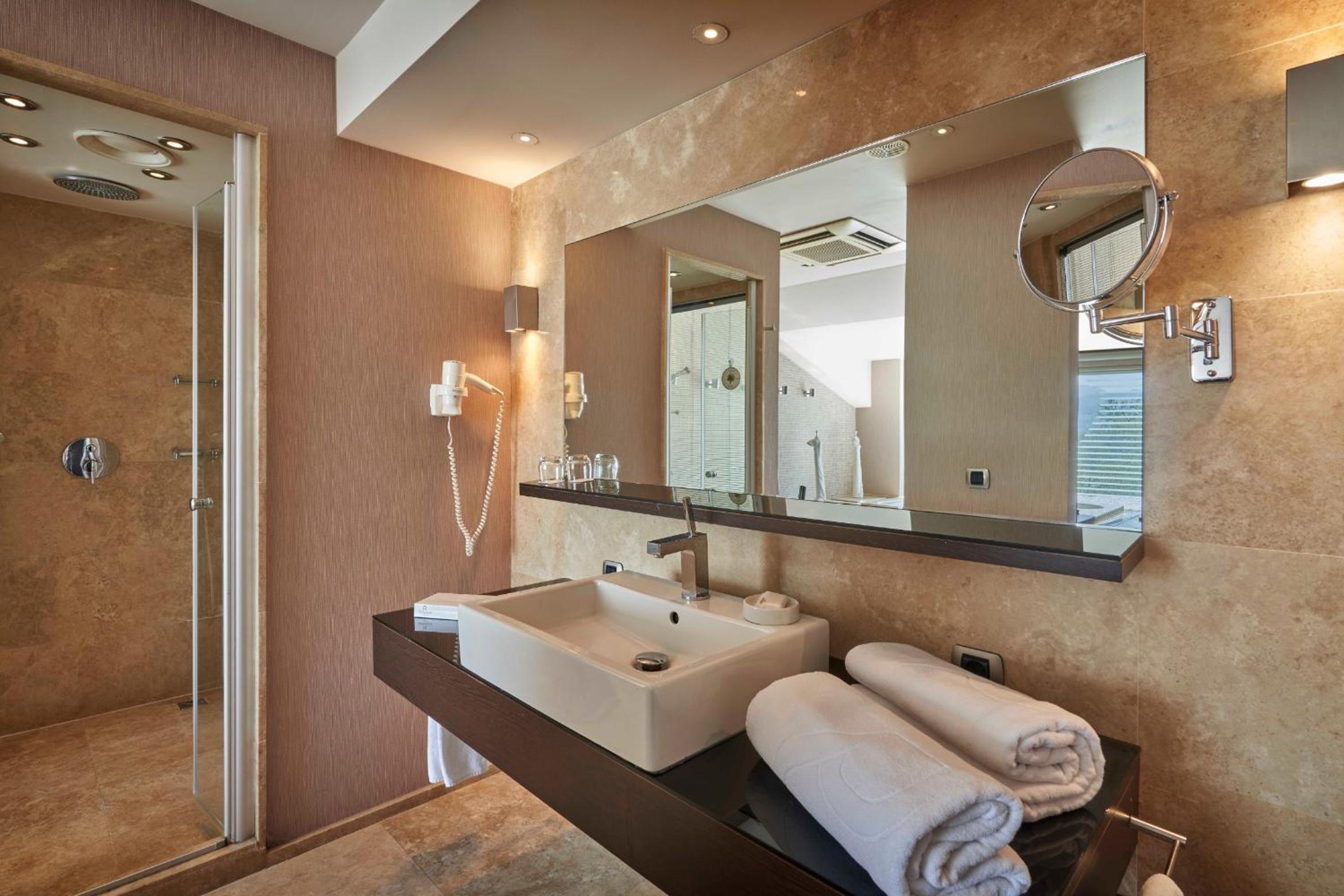 Superior Suite - Photo 9