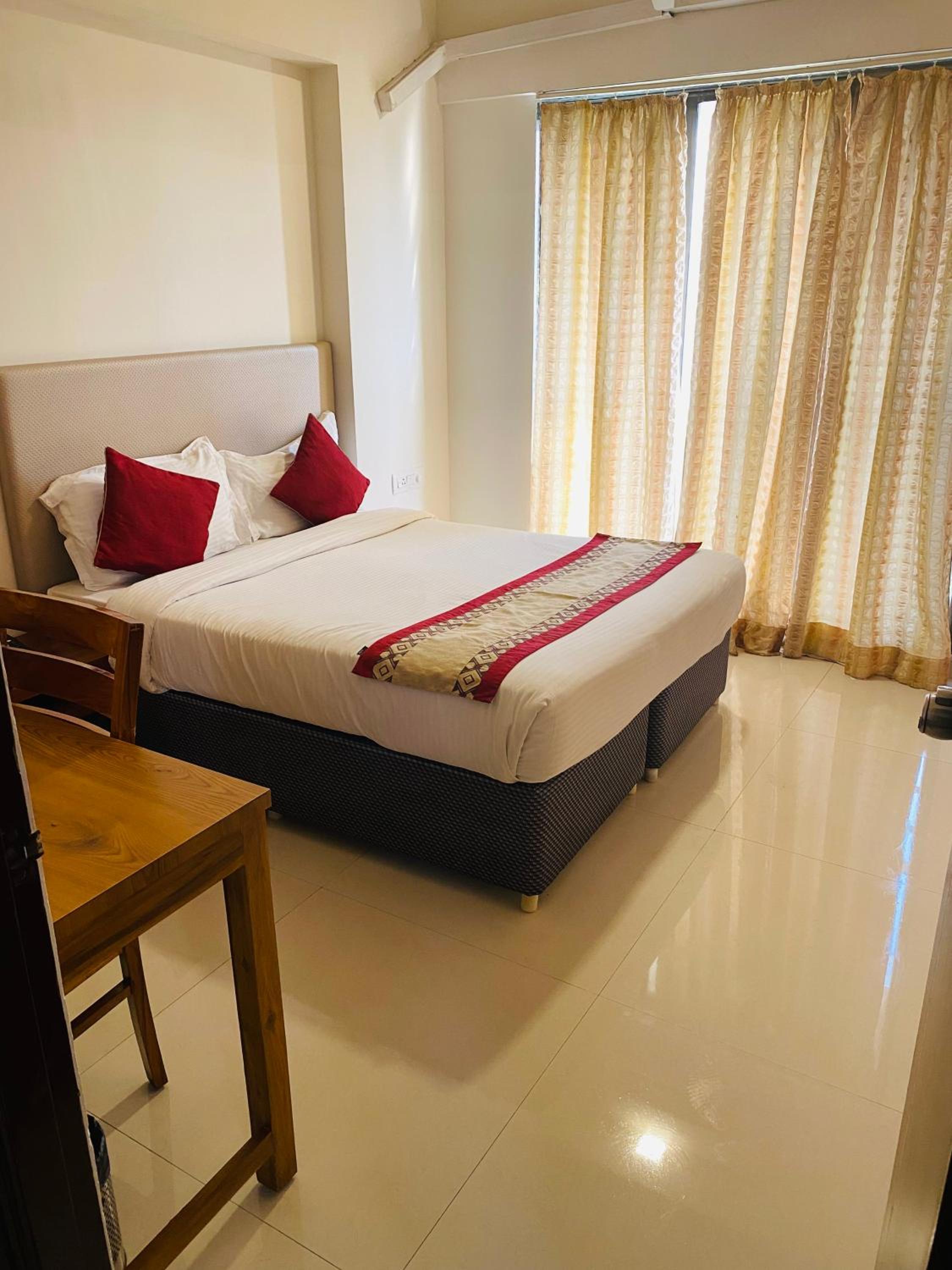 Deluxe Room with Non-attached Bathroom (Shared kitchenette and living room)