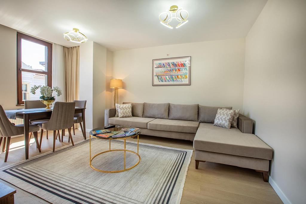 Executive Serviced Apartments with One King and Two Single Beds photo 1