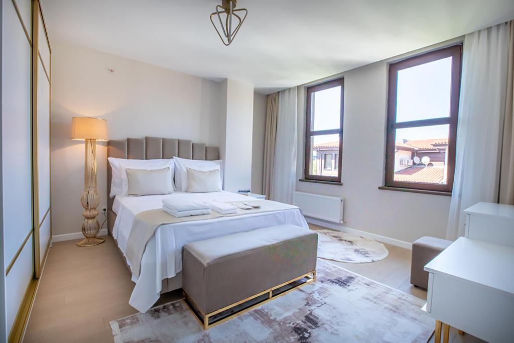 Serviced Apartments with One King and Two Single Beds photo 3