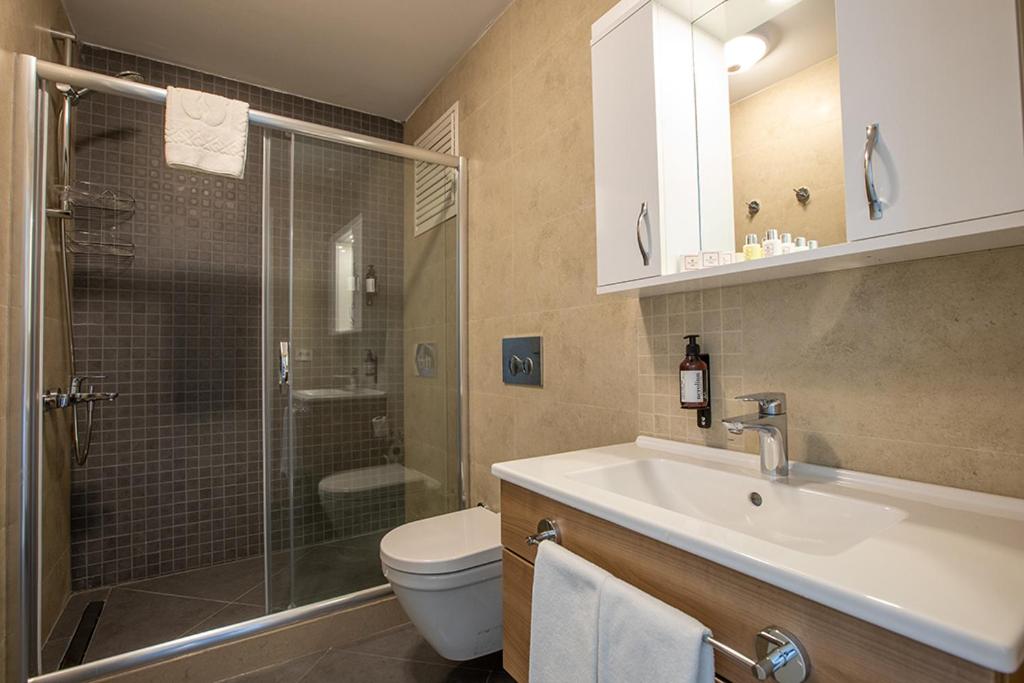 Executive Serviced Apartments with One King and Two Single Beds photo 3