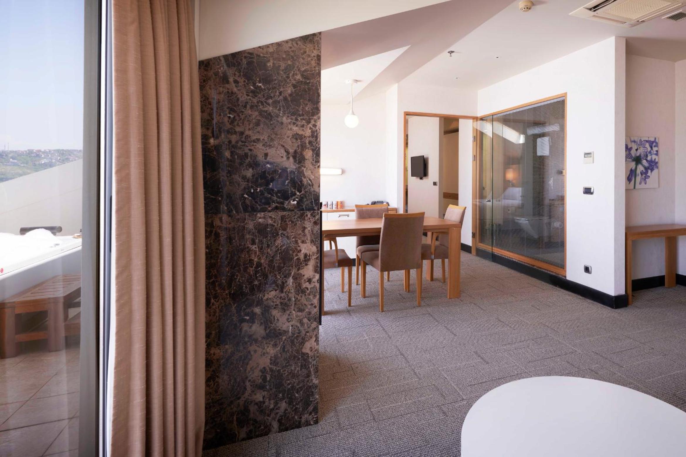 Queen Suite - Photo 7