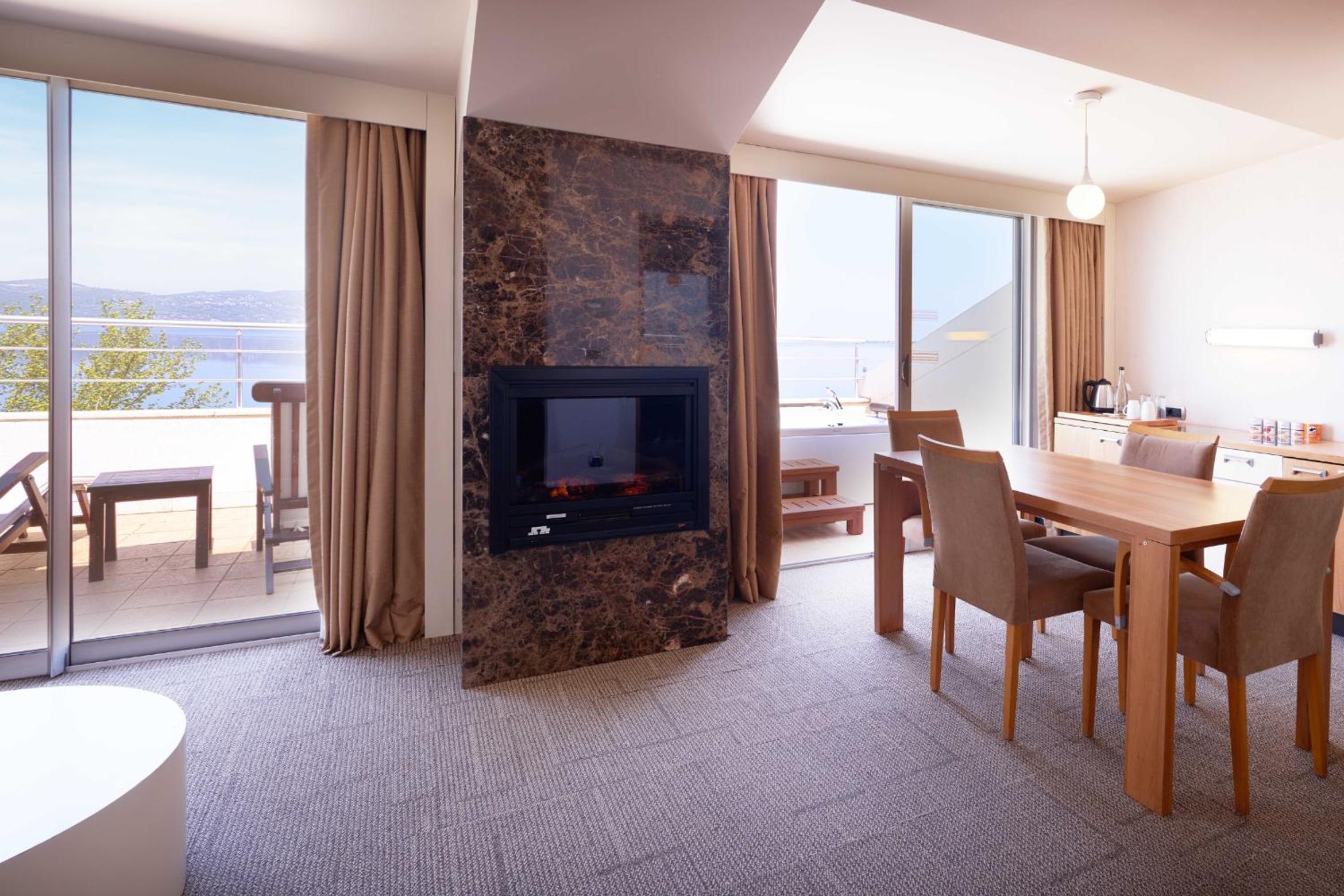 Queen Suite - Photo 1