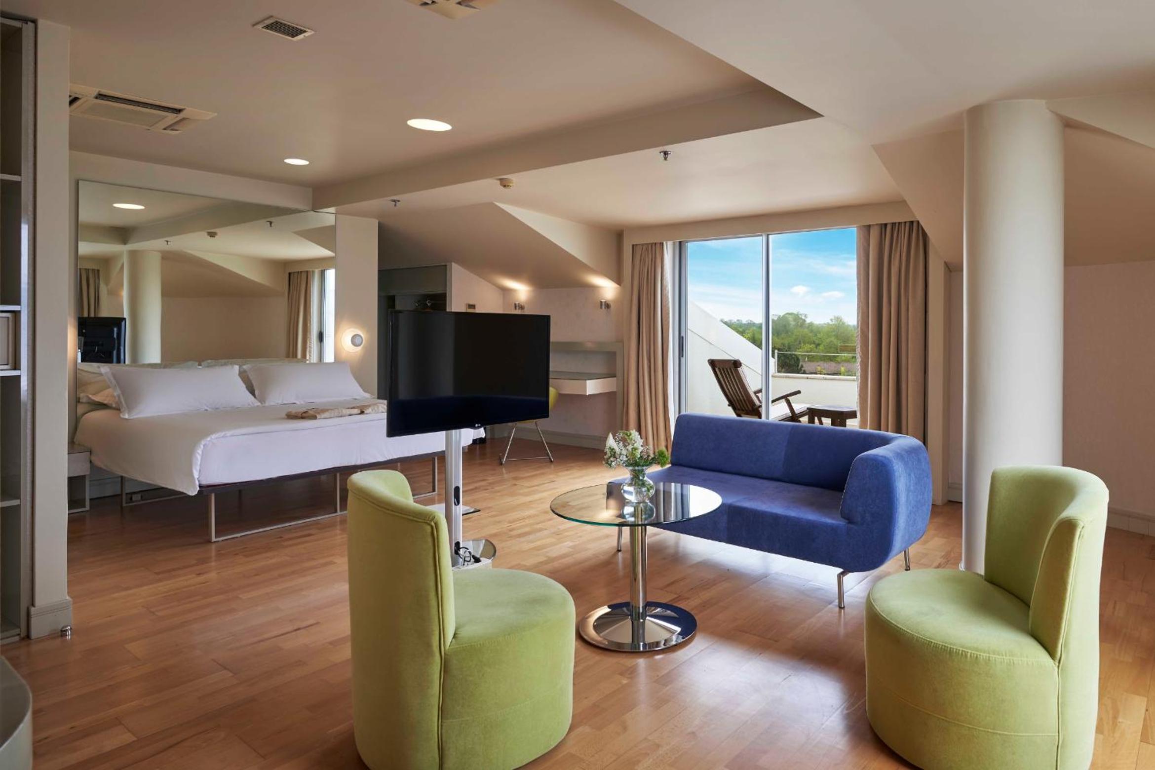 Suite with Hot Tub - Photo 5