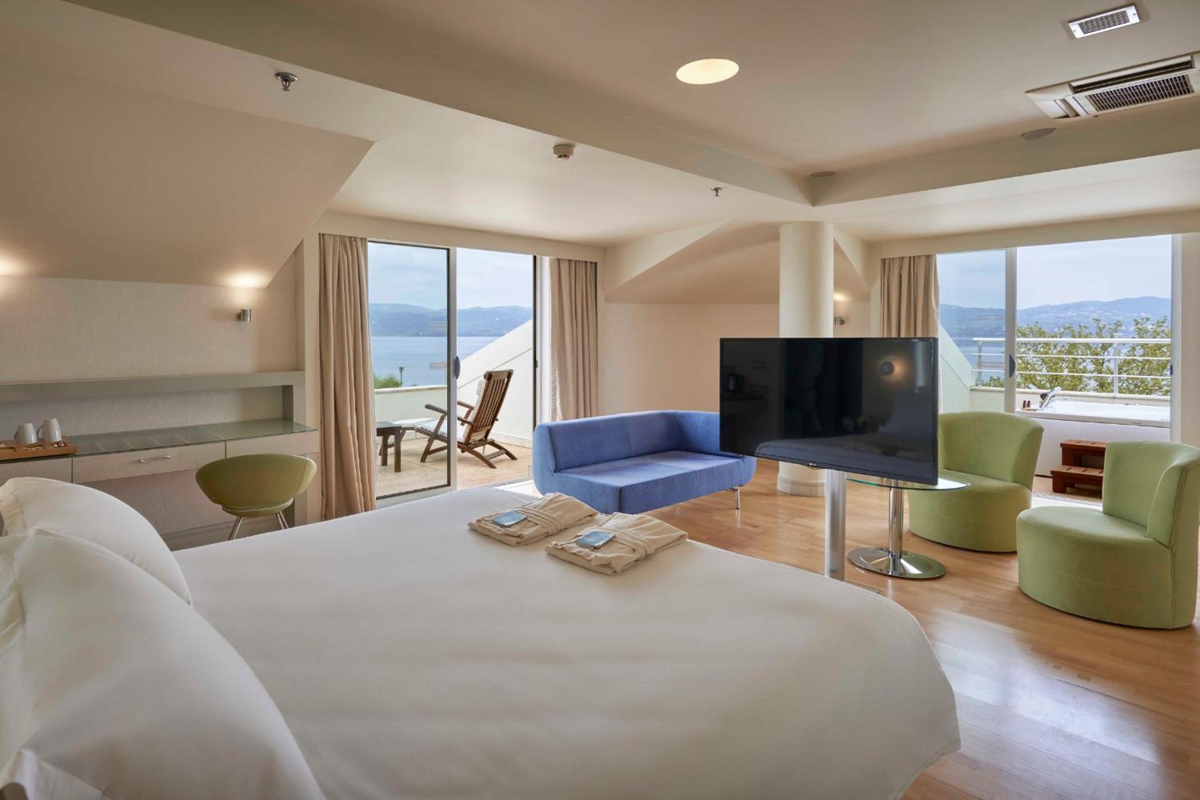 Suite with Hot Tub - Photo 1
