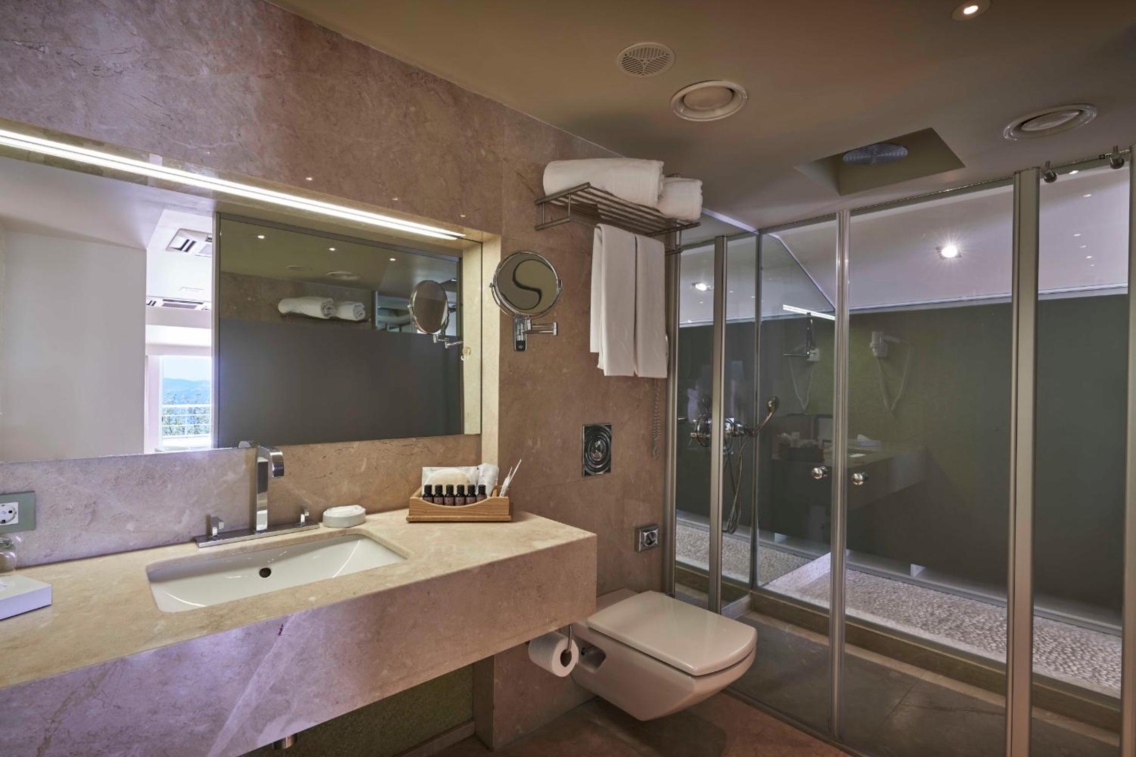 Suite with Hot Tub - Photo 2
