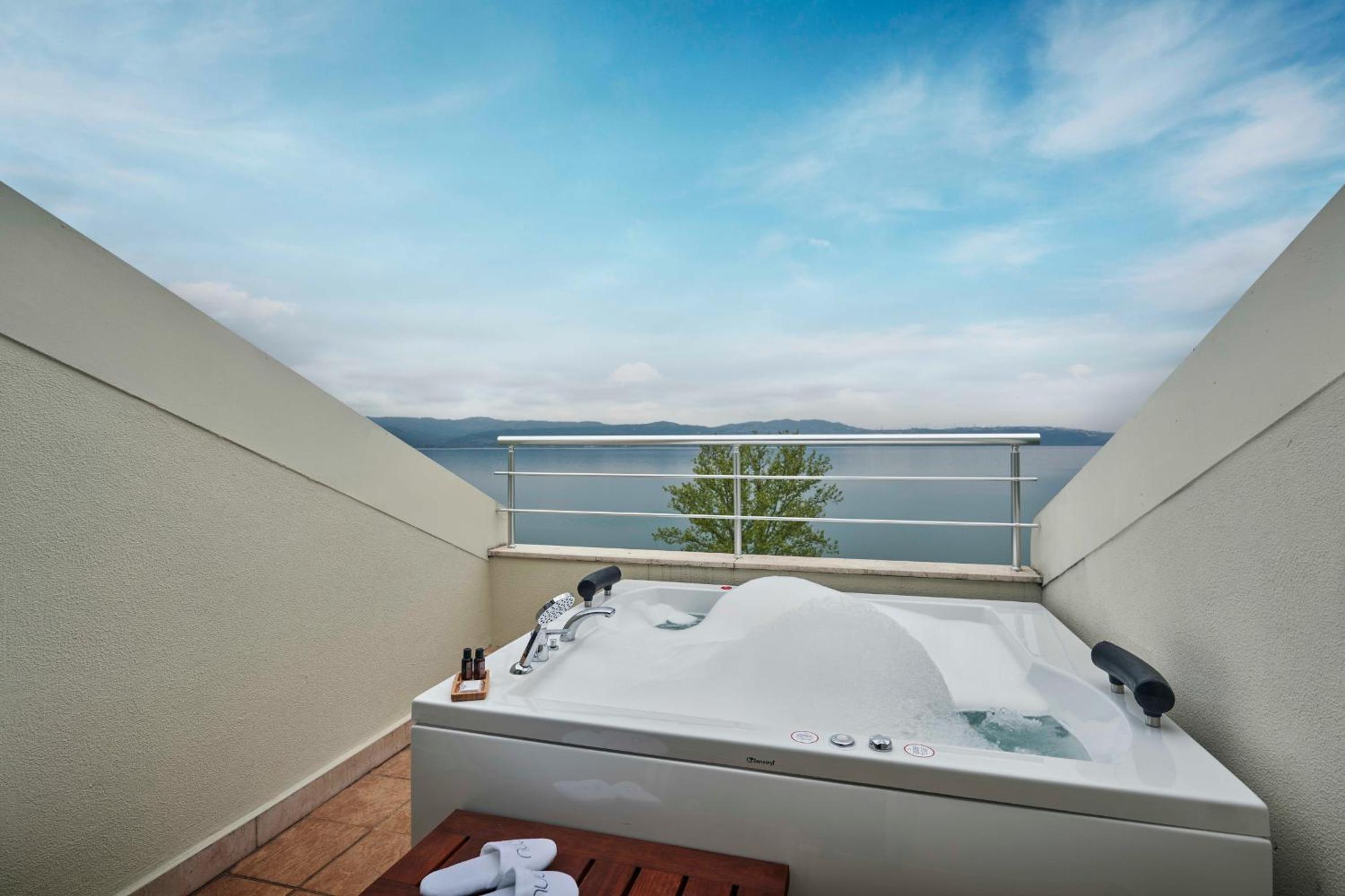 Suite with Hot Tub - Photo 3