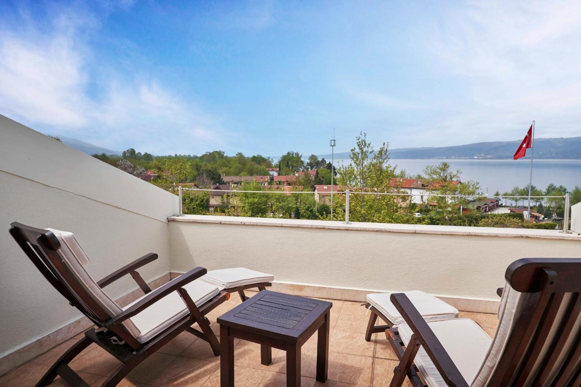 Suite with Hot Tub - Photo 4