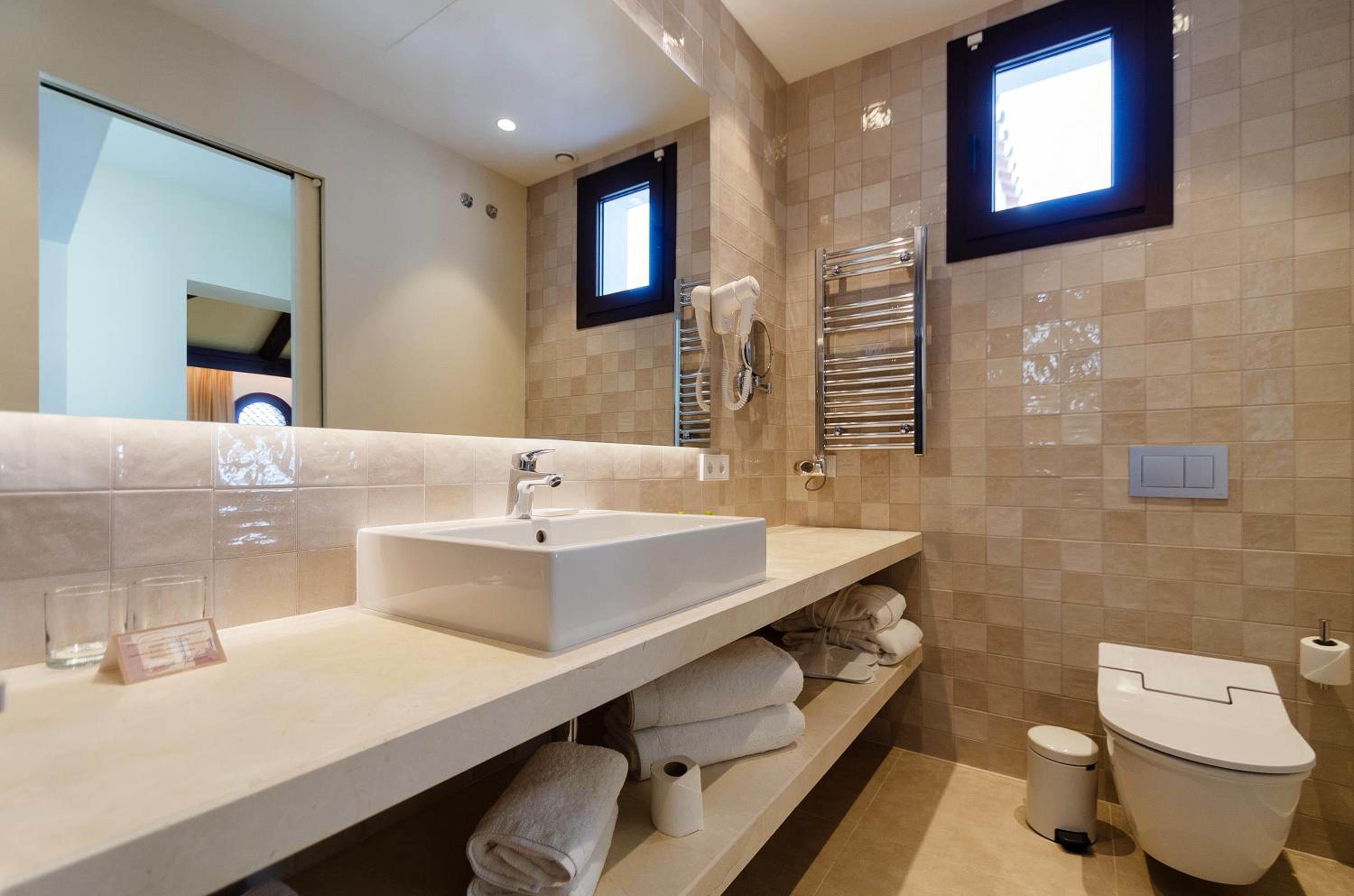 Deluxe Superior Double Room with views - Photo 5
