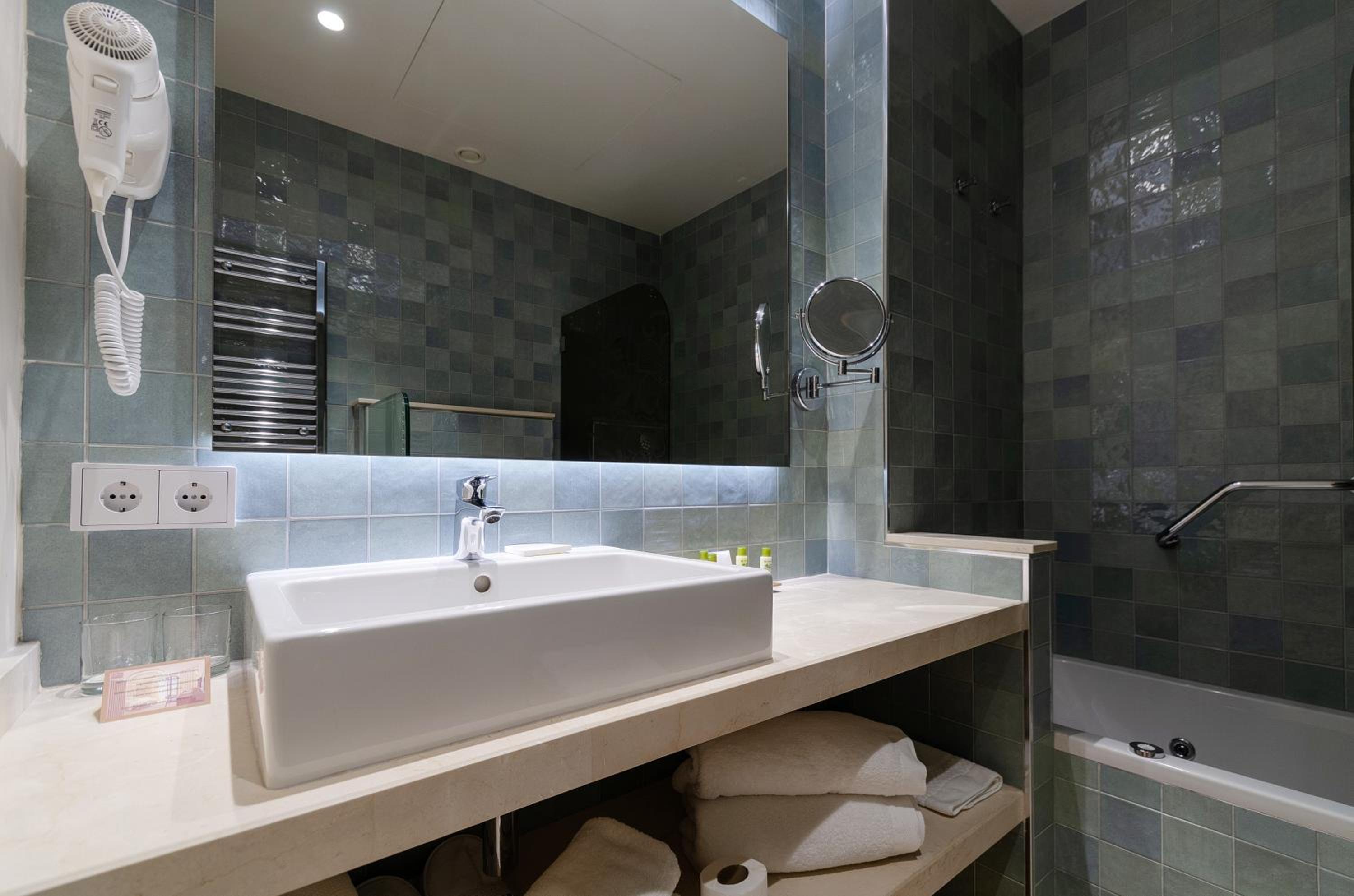 Deluxe Triple Room - Photo 5