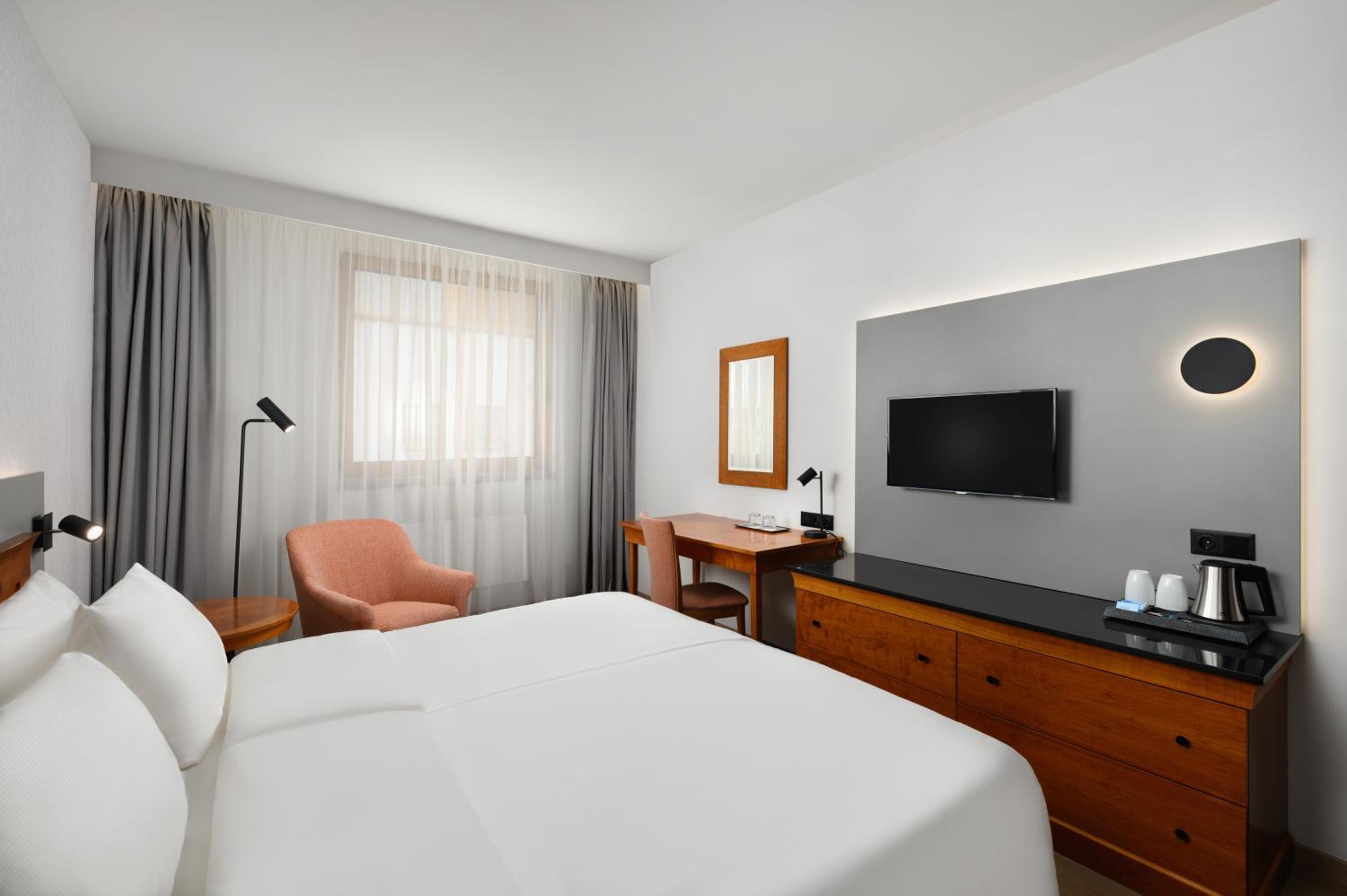 Superior Double Room thumbnail 5