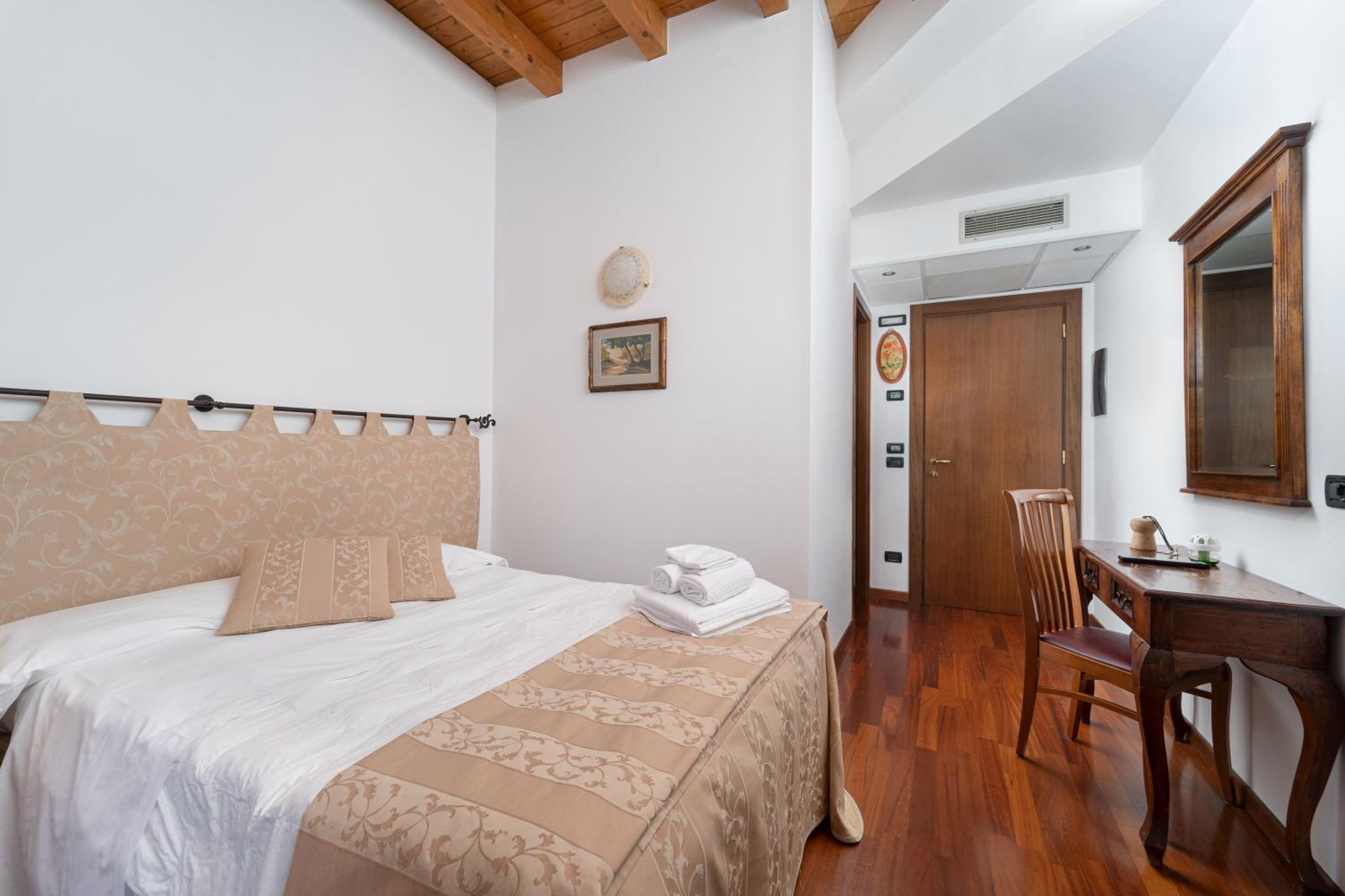 Double Room with Lake View photo 2