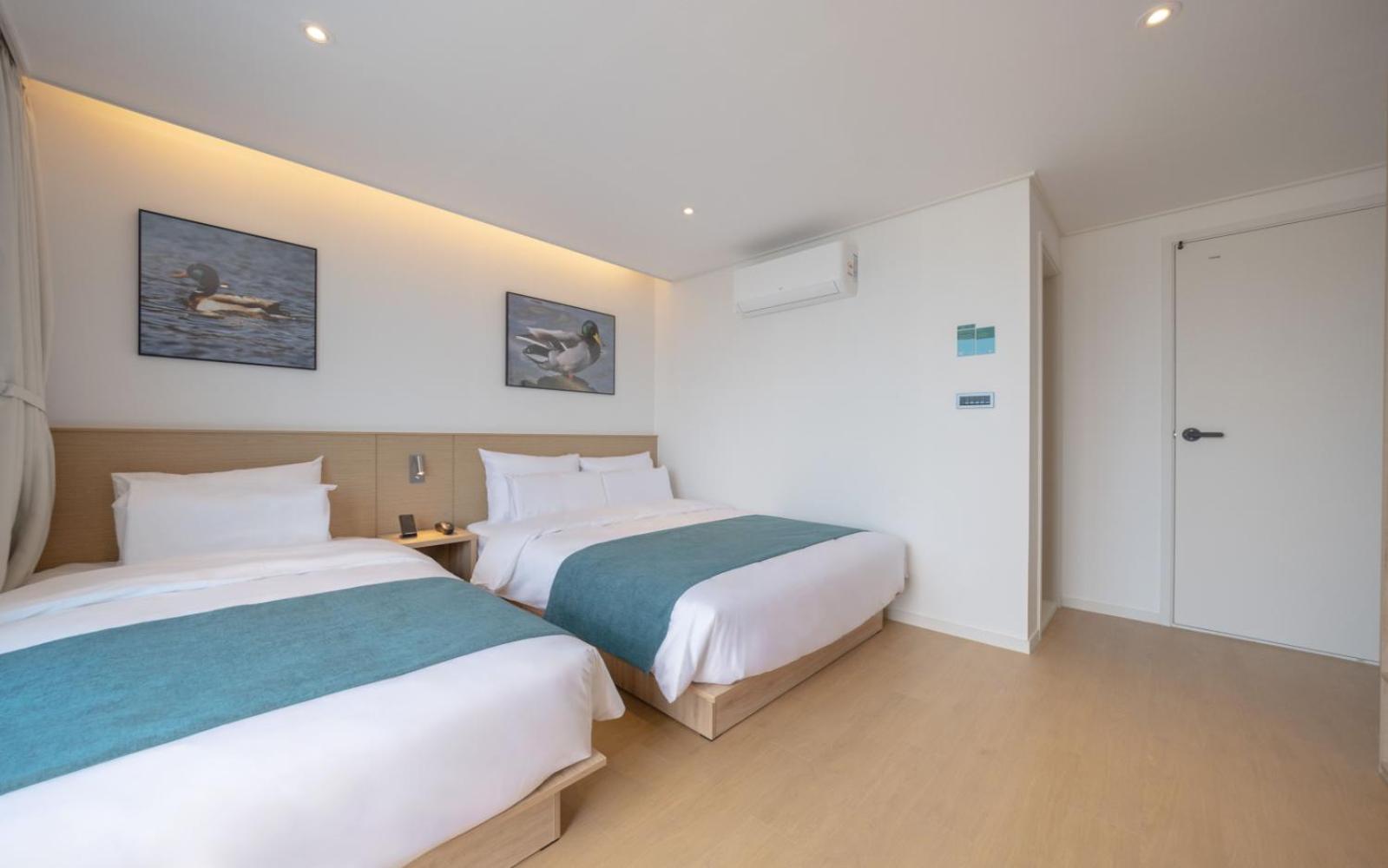 Standard Twin Room - Photo 8