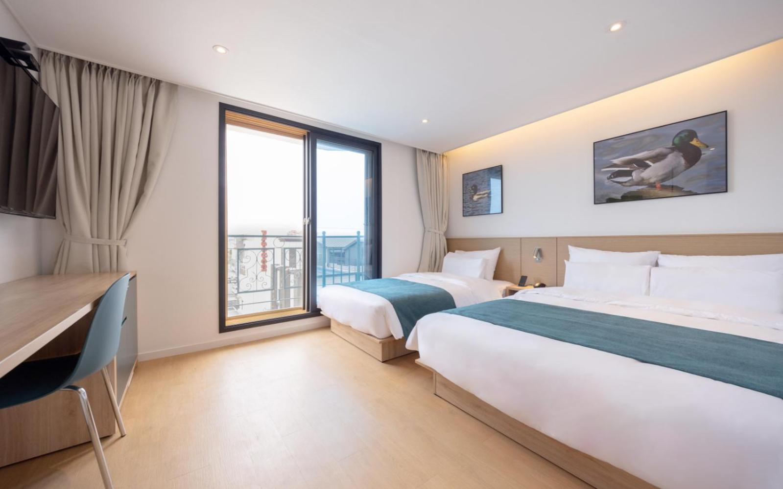 Standard Twin Room - Photo 9