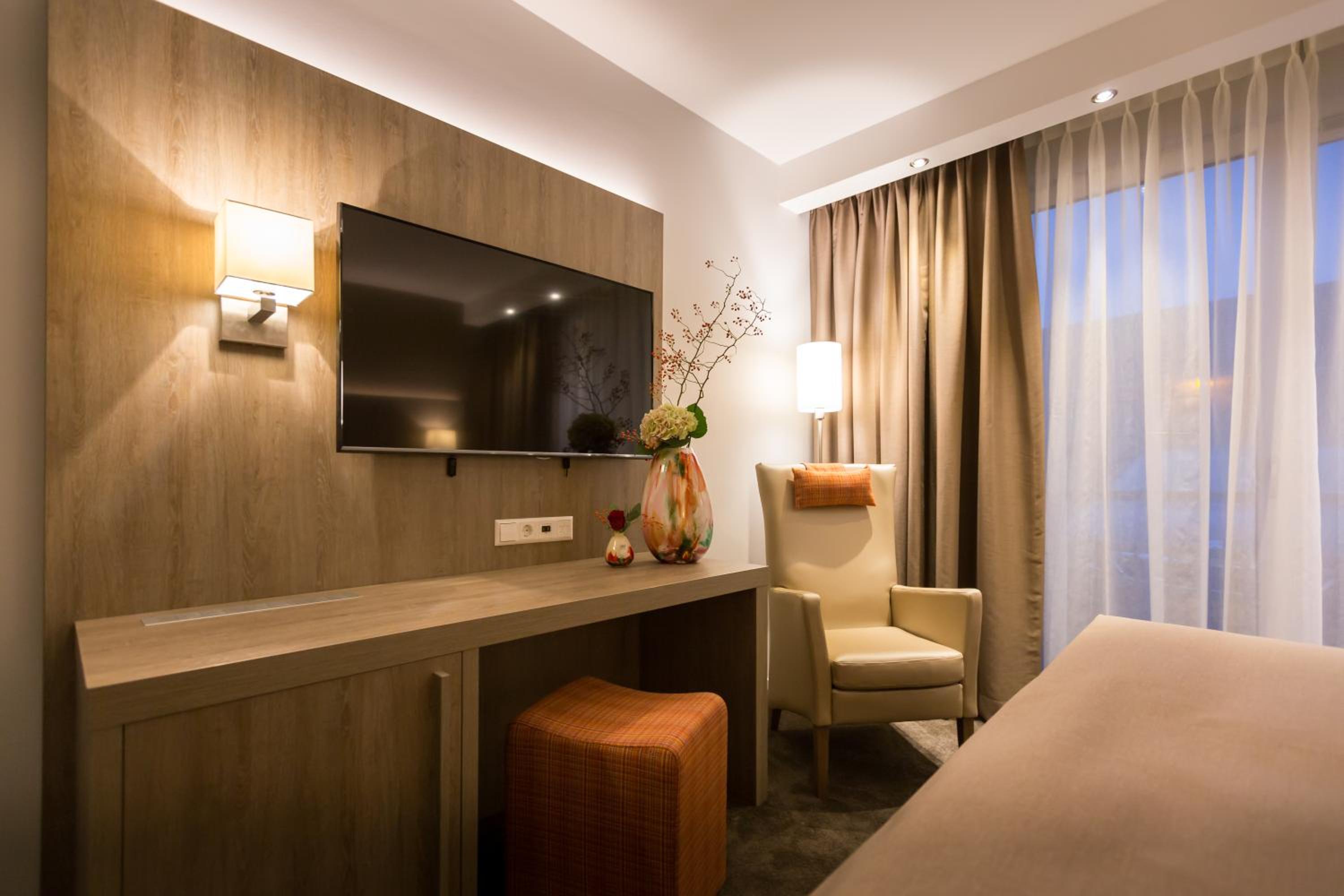 Comfort Double Room with Rain Shower - Photo 6