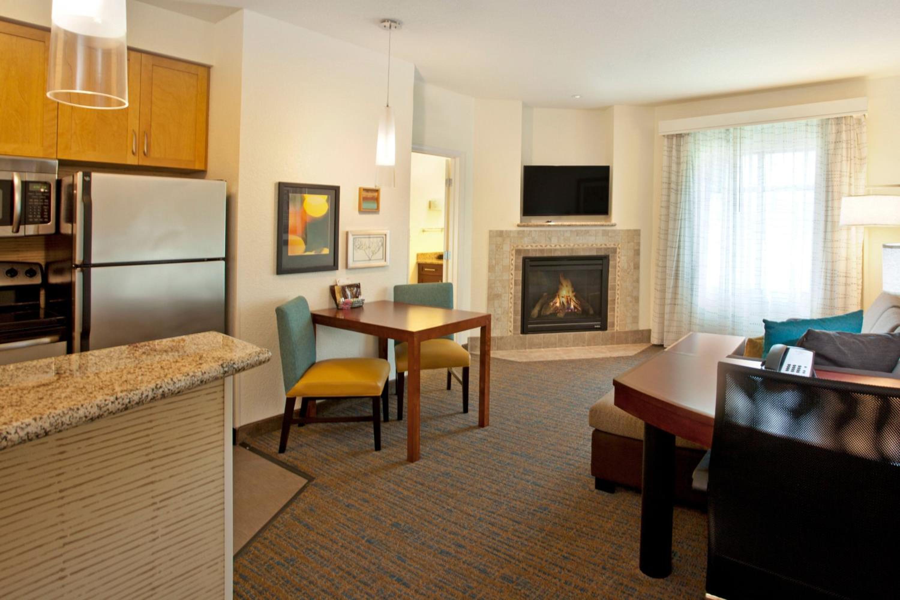 One-Bedroom King Suite with Fireplace - Photo 6