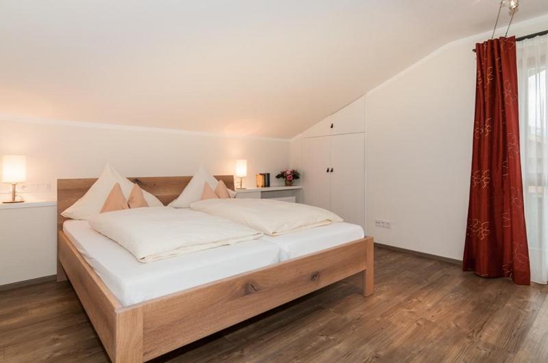 One-Bedroom Apartment with Lake View photo 1