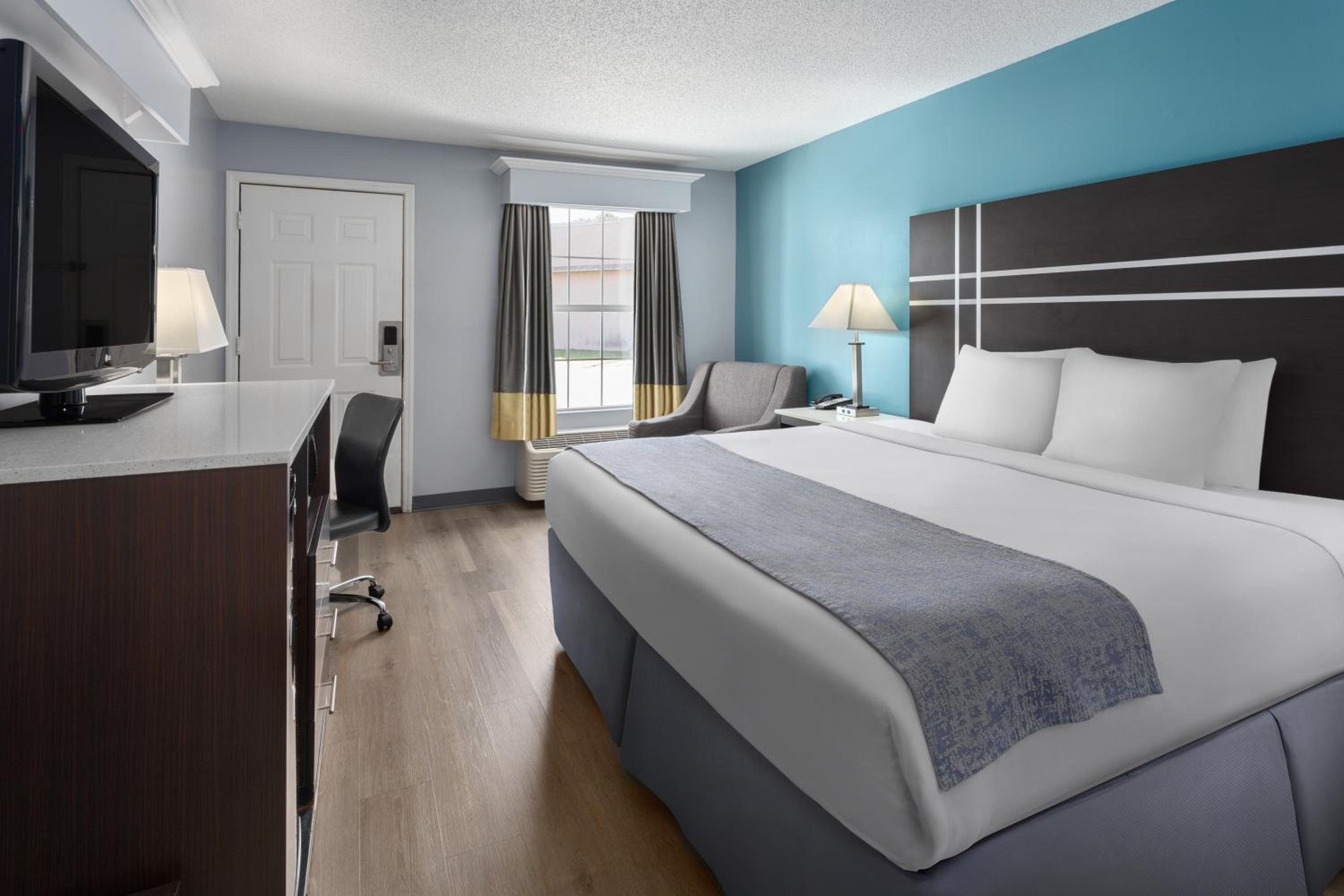 King Room - Disability Access - Non-Smoking - Photo 2