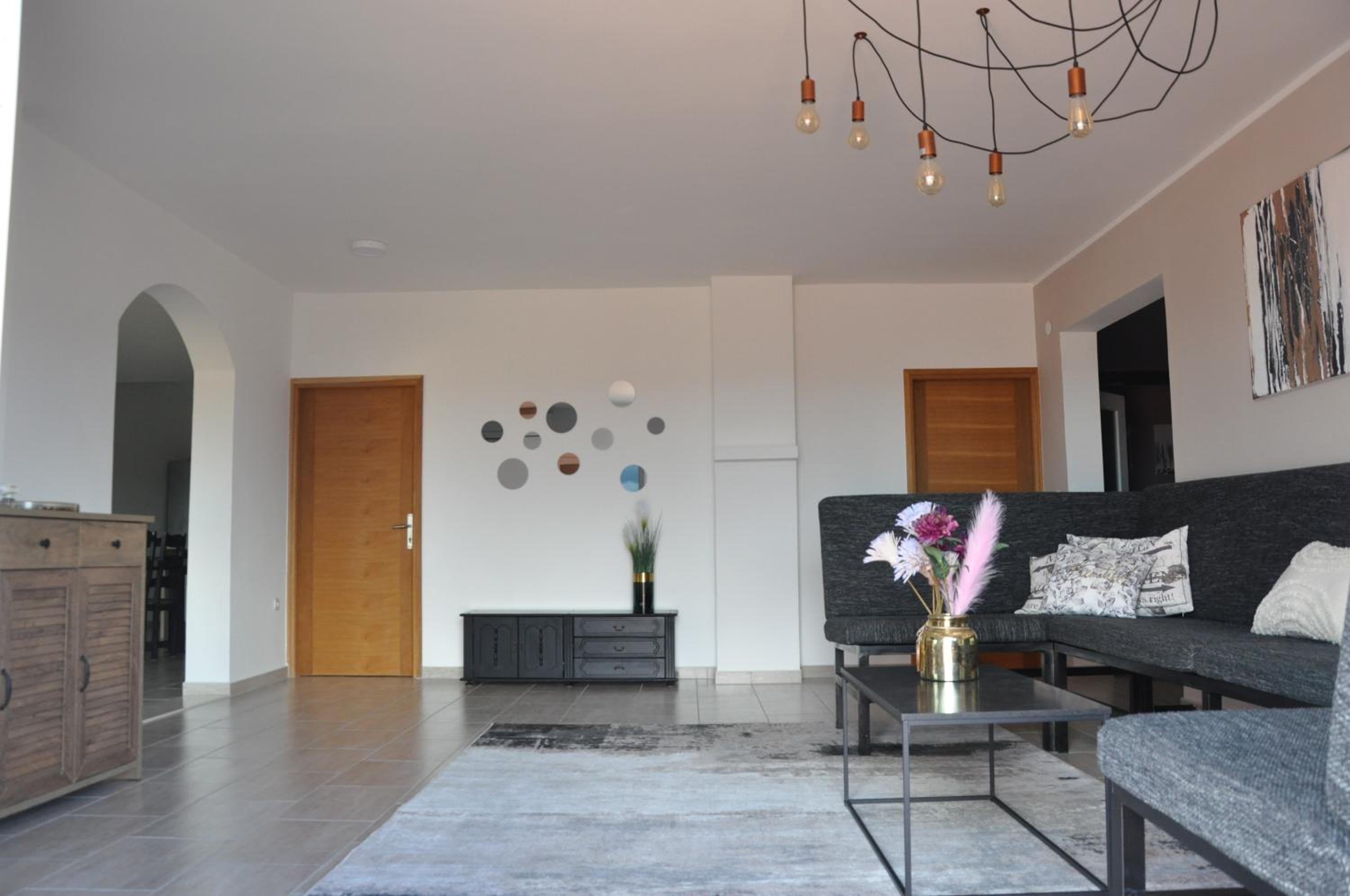 Five-Bedroom House photo 2