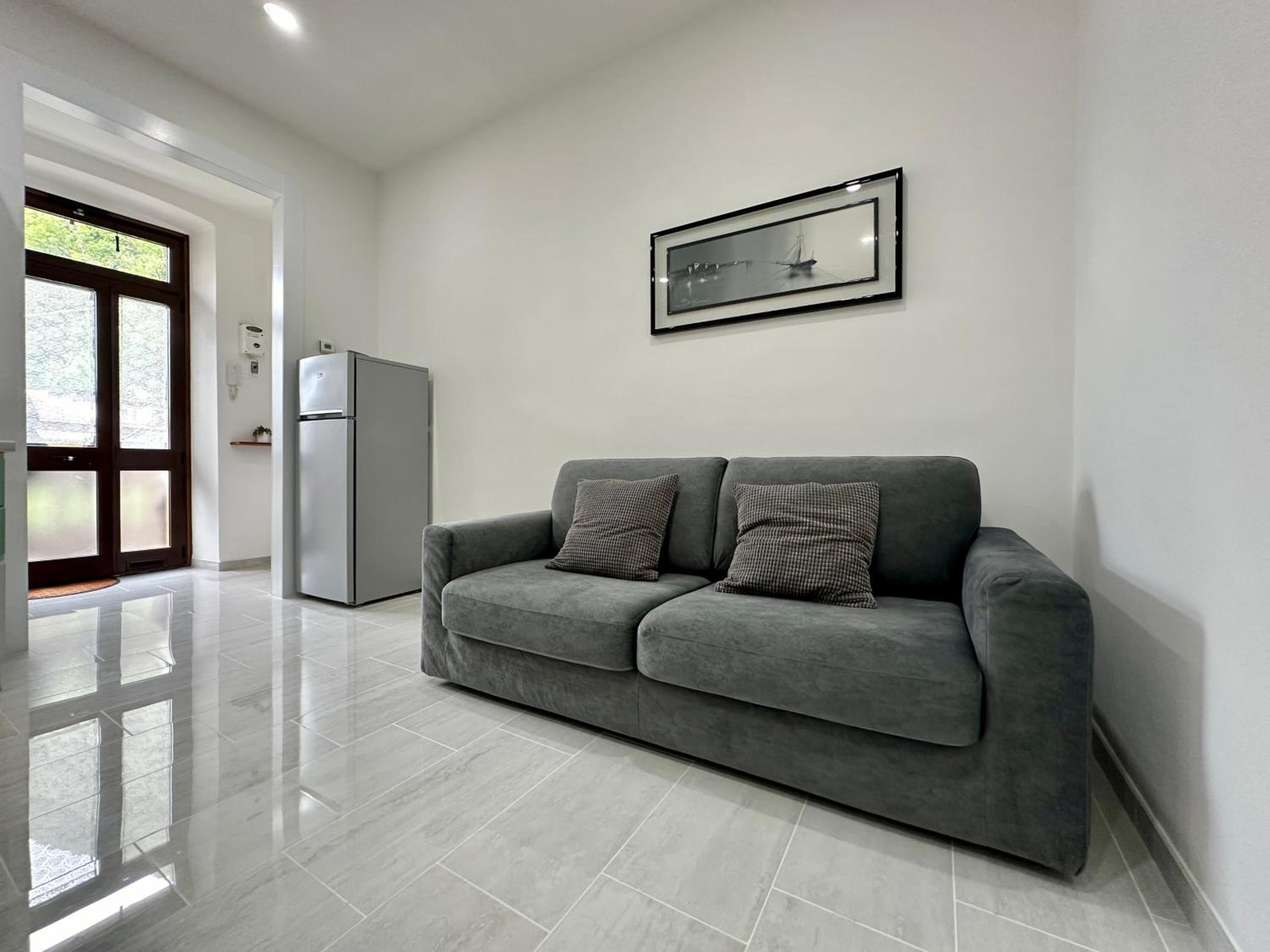 One-Bedroom Apartment photo 1