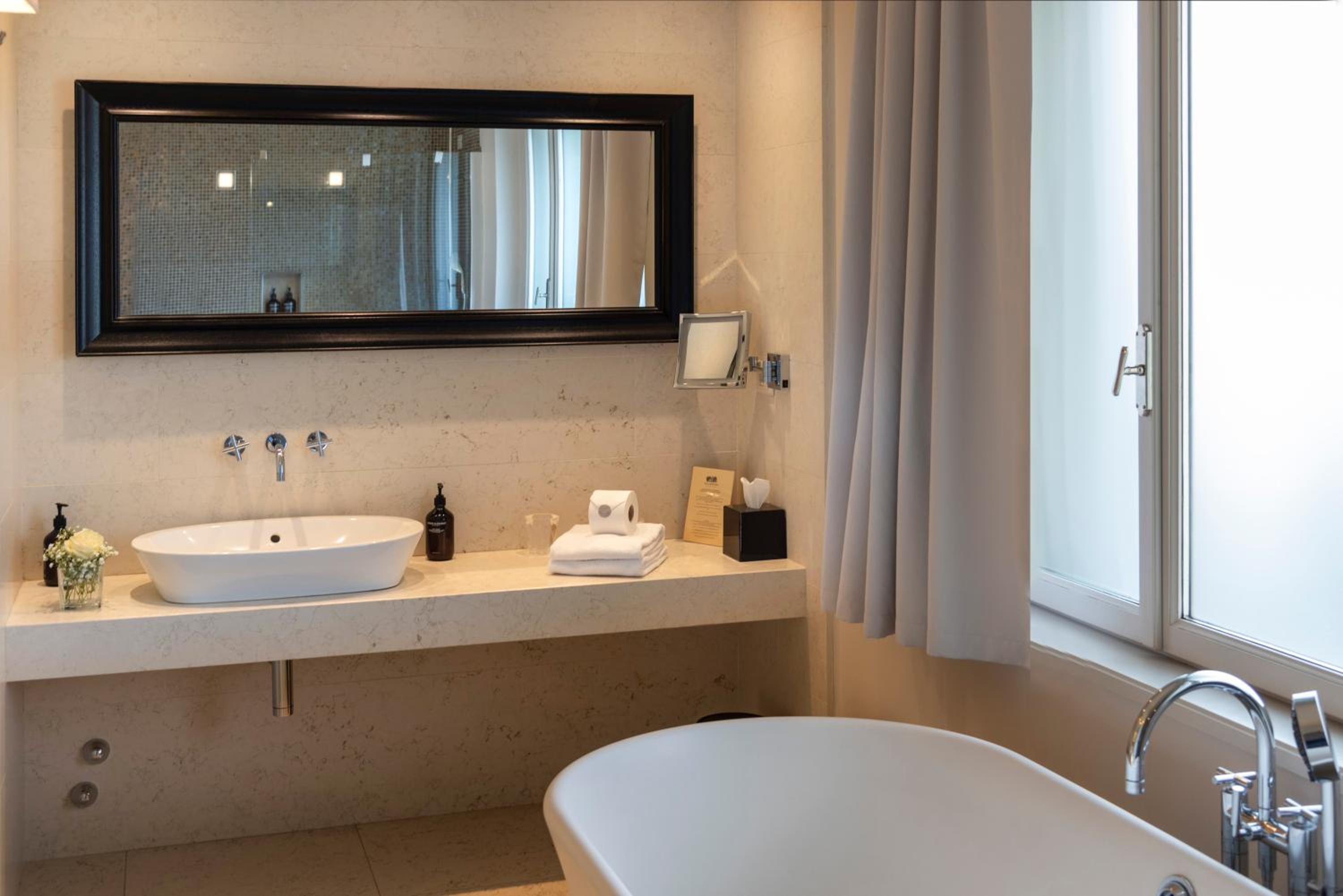 Junior Suite with Terrace and Spa Access photo 3