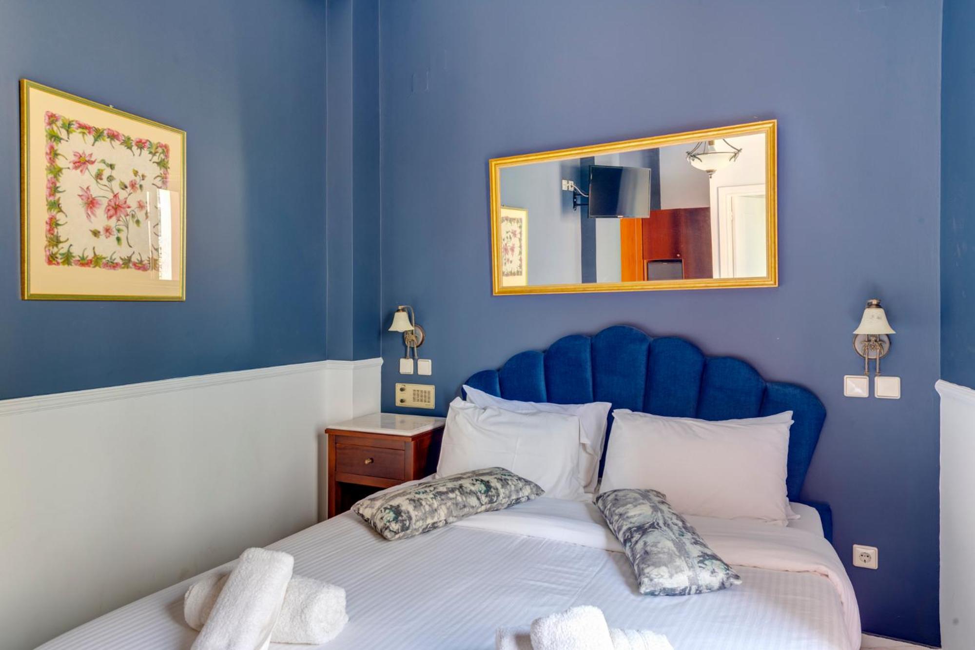 Double Room with Balcony - Photo 3