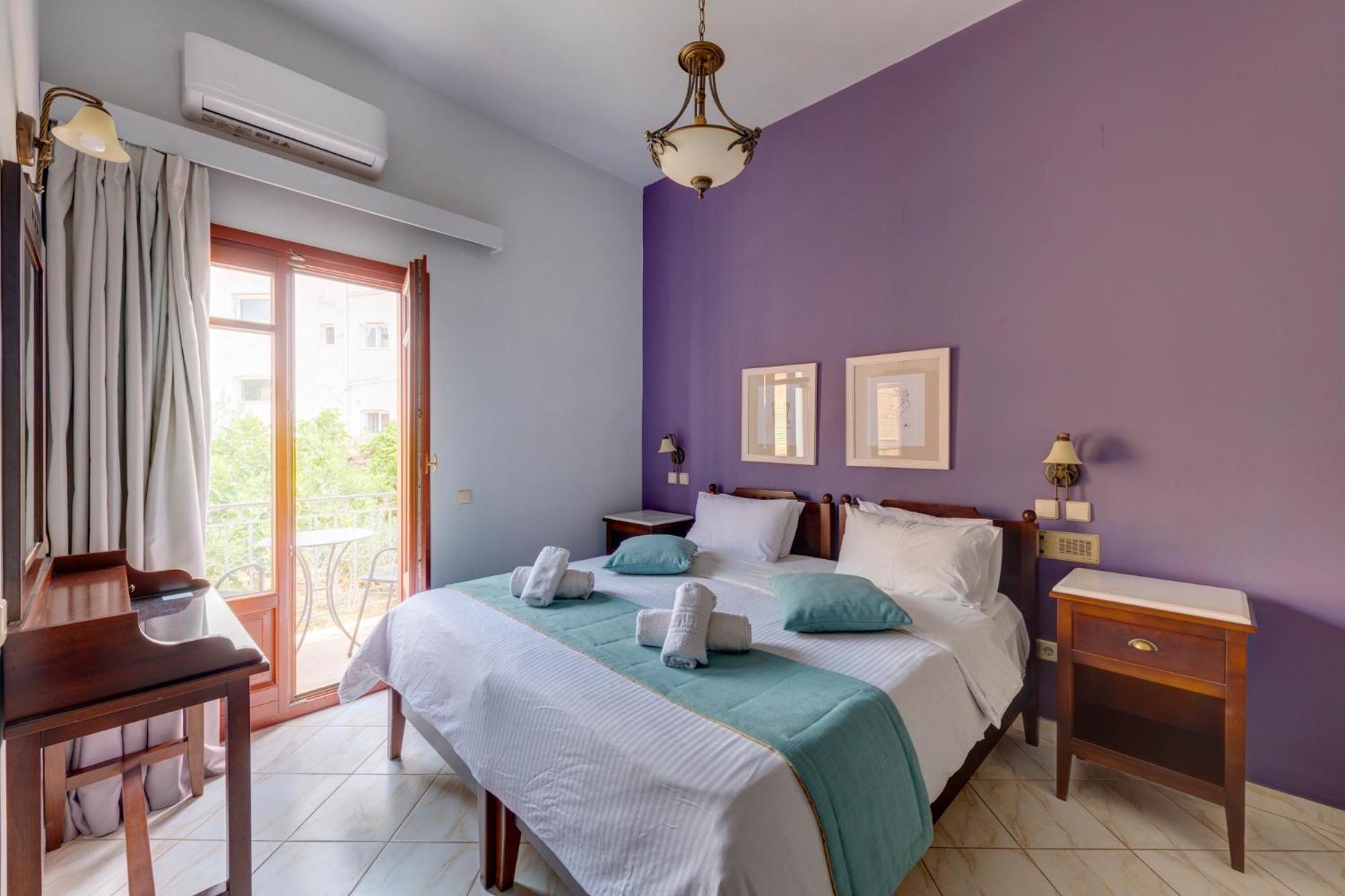 Double Room with Balcony - Photo 4