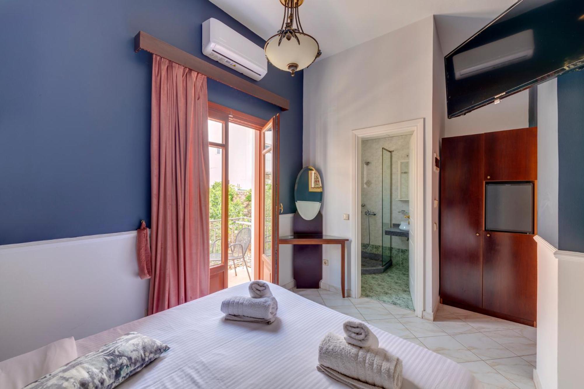 Double Room with Balcony - Photo 6