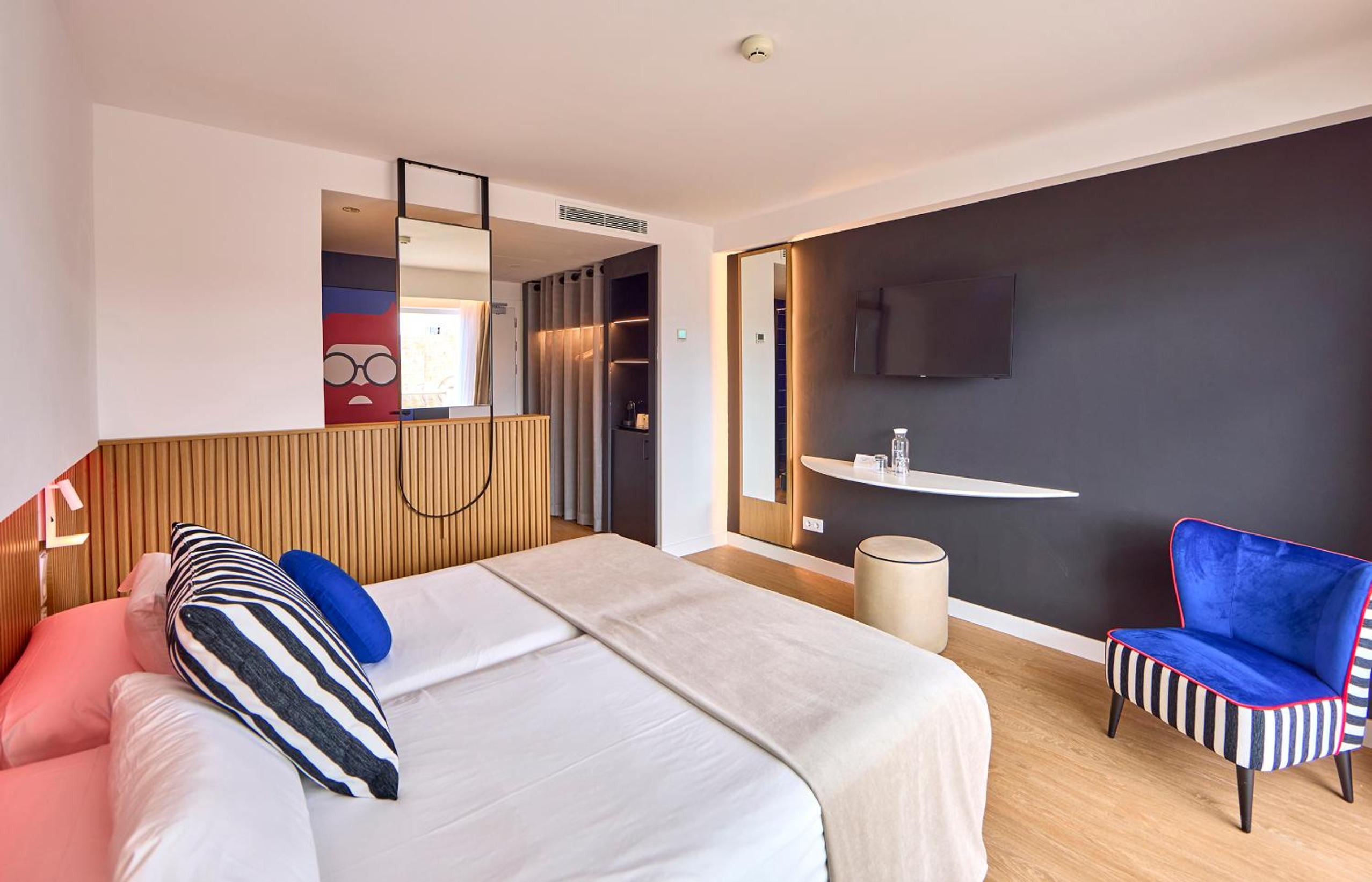 Double Room with Side Sea View thumbnail 6