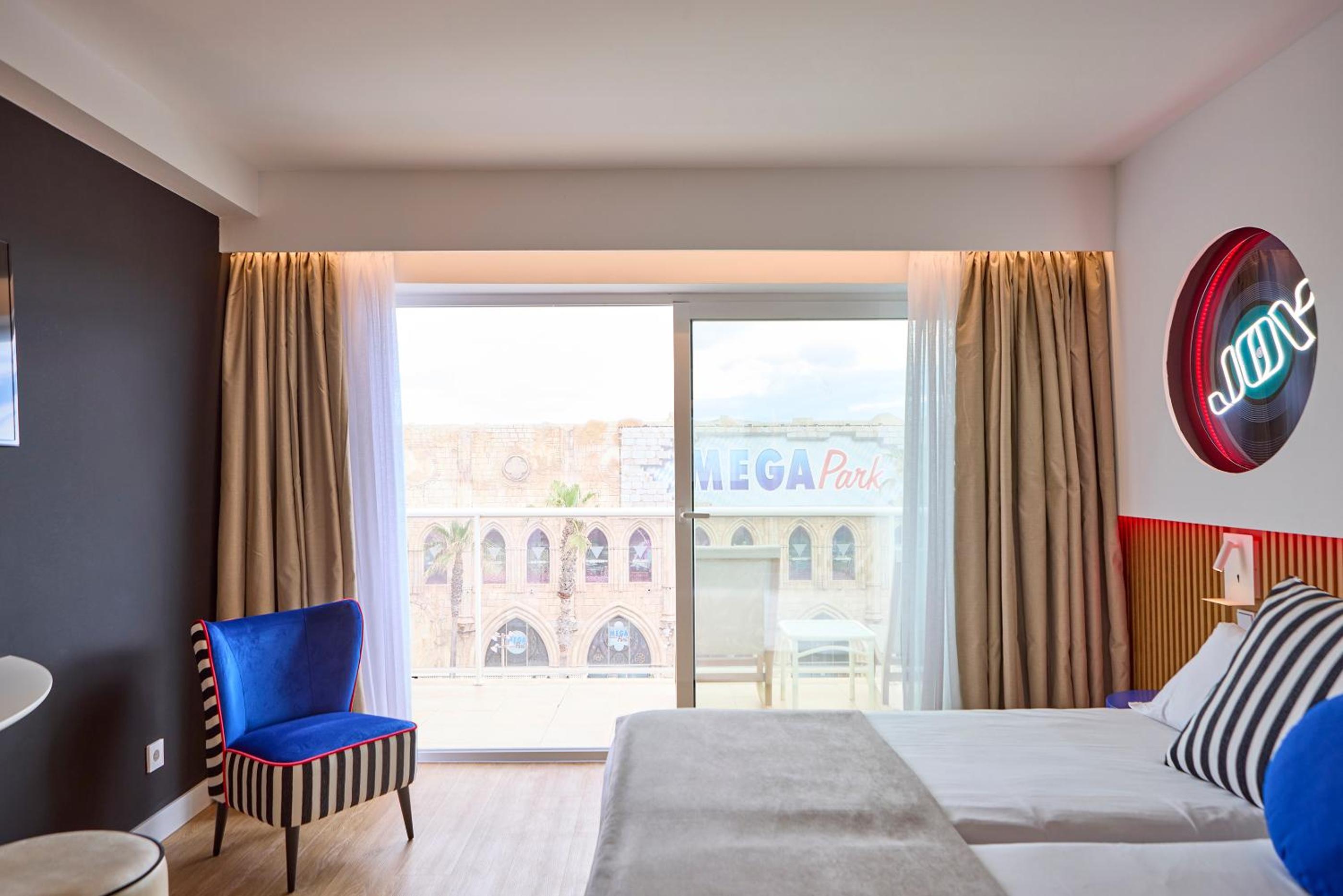 Double Room with Side Sea View thumbnail 6