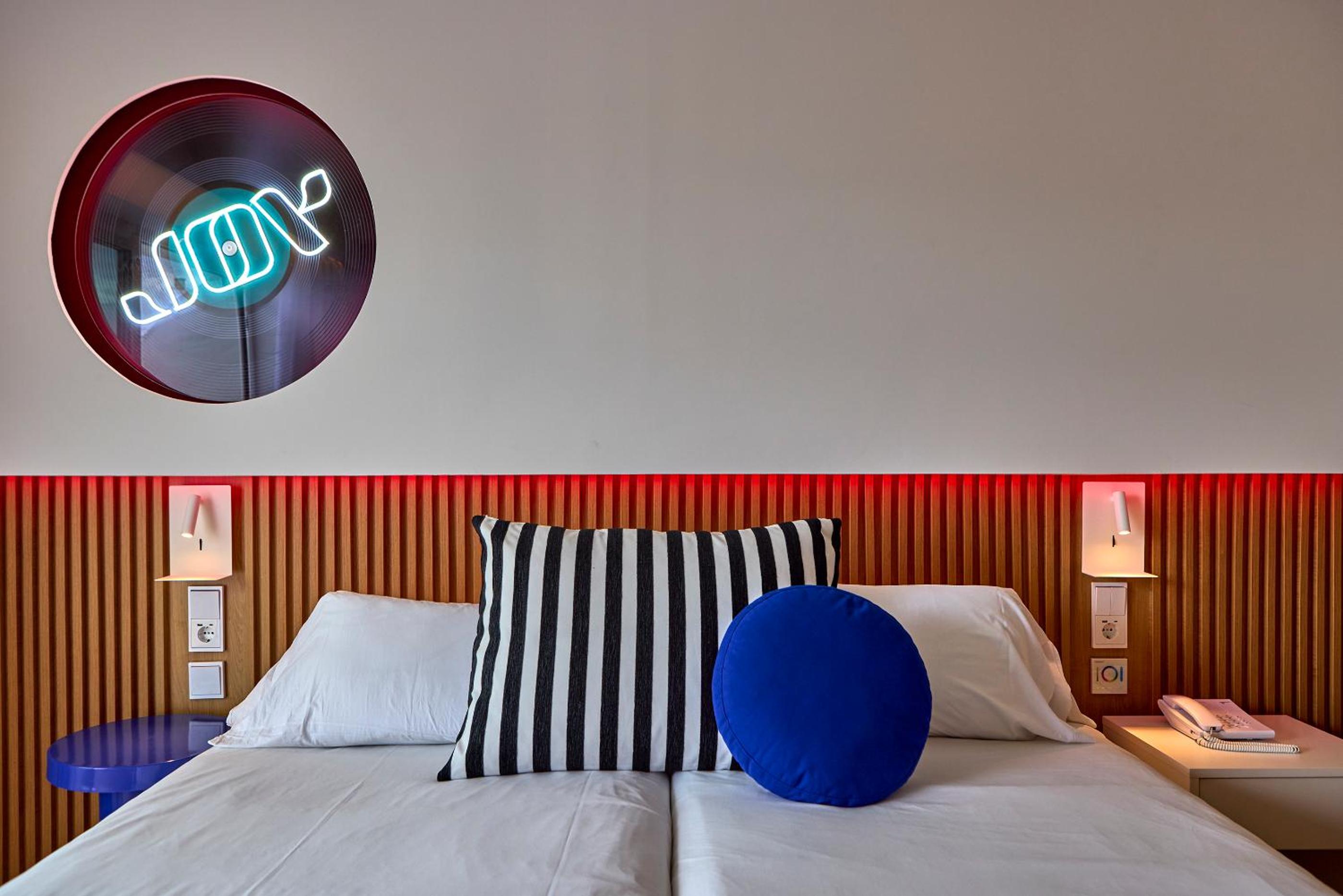 Double Room with Side Sea View thumbnail 5