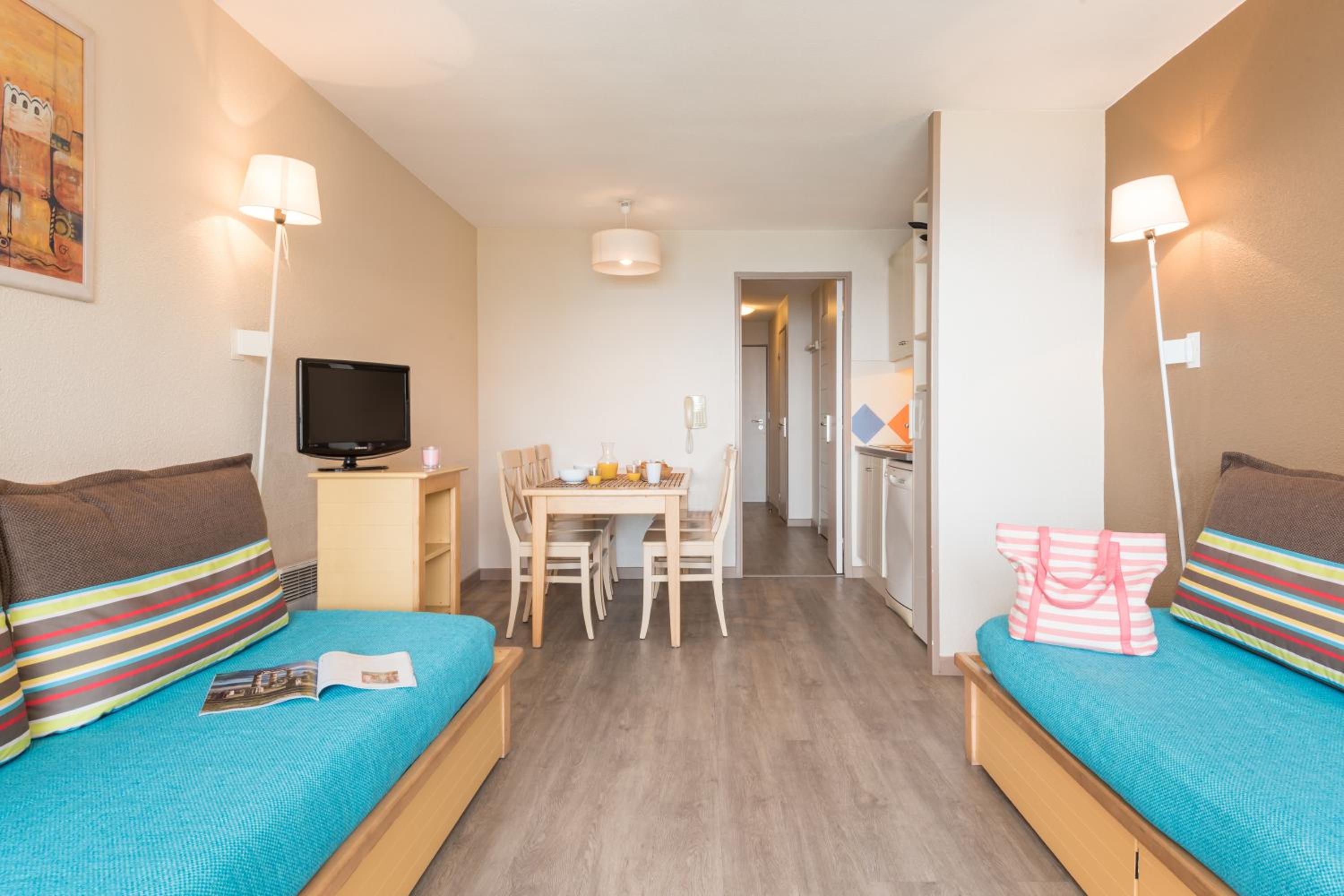 One-Bedroom Apartment with Sleeping Alcove and Terrace or Balcony (7 People)
